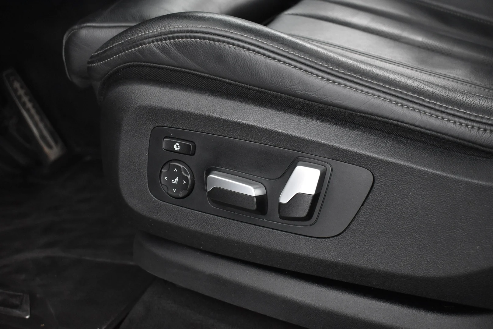 Car Image - 35Co30eE9zzTrEPYkSErlm