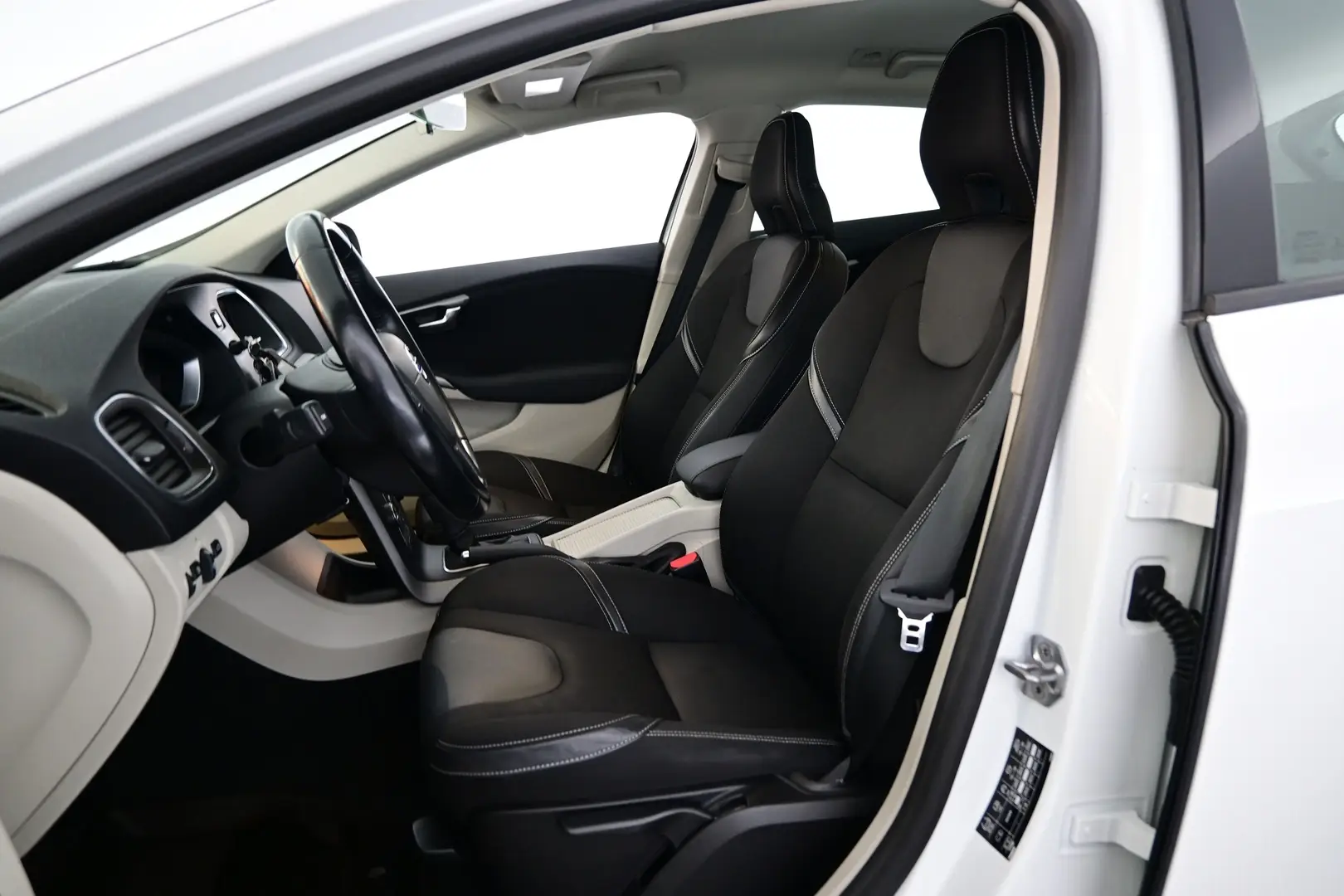 Car Image - al0lbAPHp4pKqLP6kXmsB
