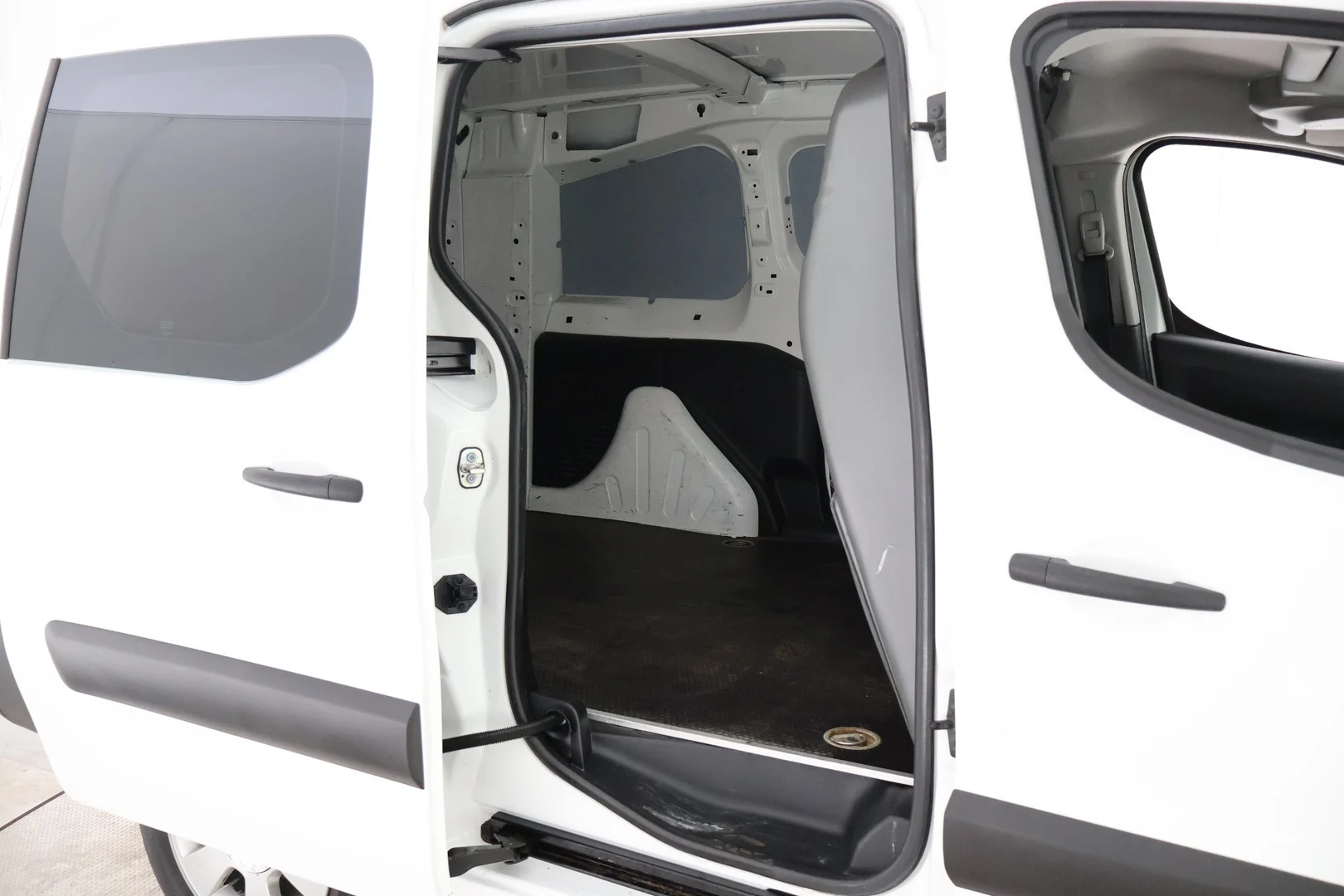 Car Image - hsSDutGJRiwnzyGedp9Sx