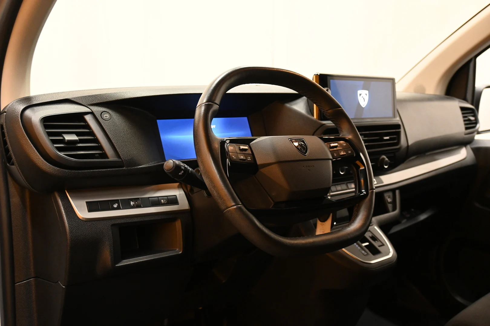 Car Image - 6I4daBv1ClqxrwyozwnNxZ