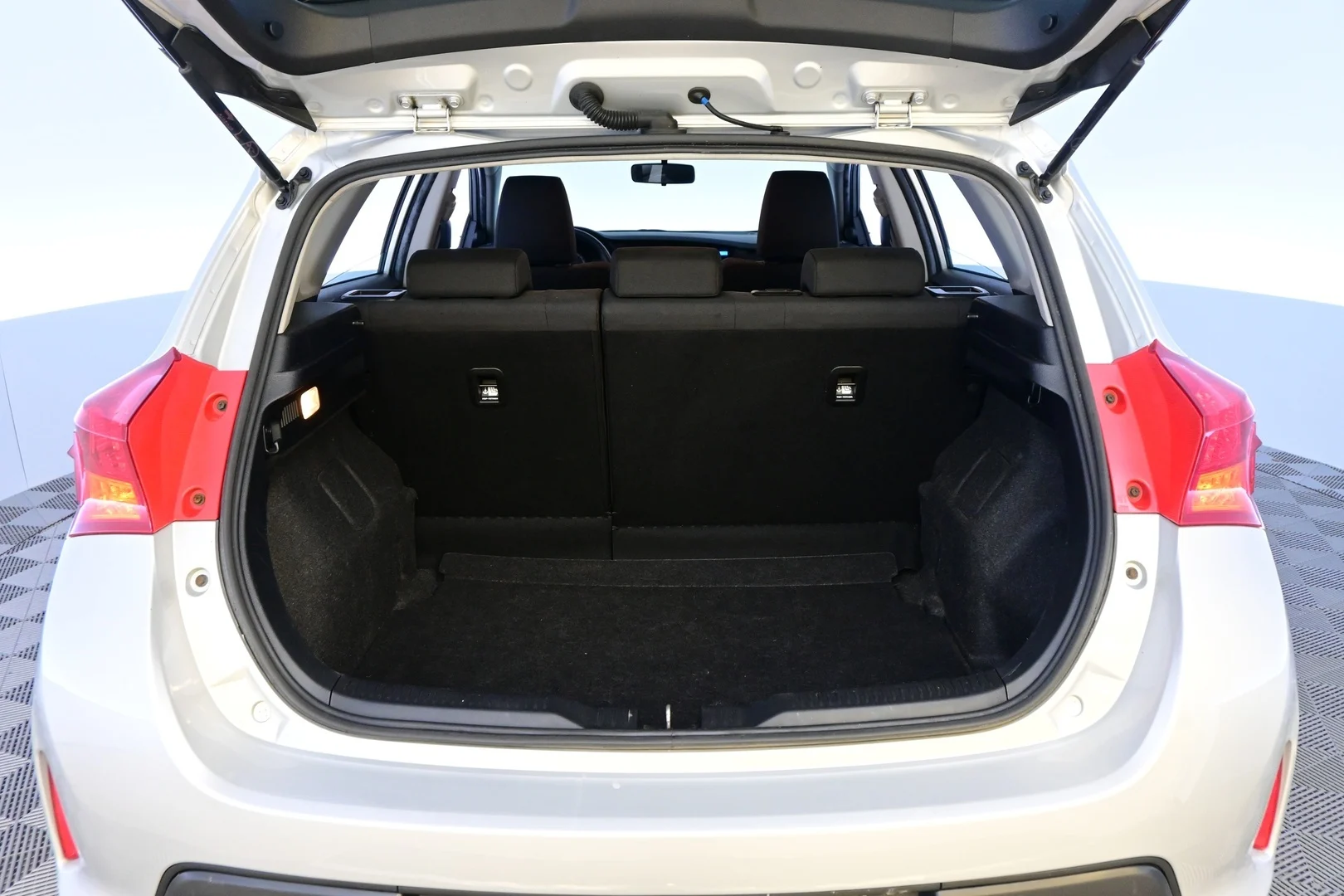 Car Image - 1FgCoj7BS8nRP833VPyLqE