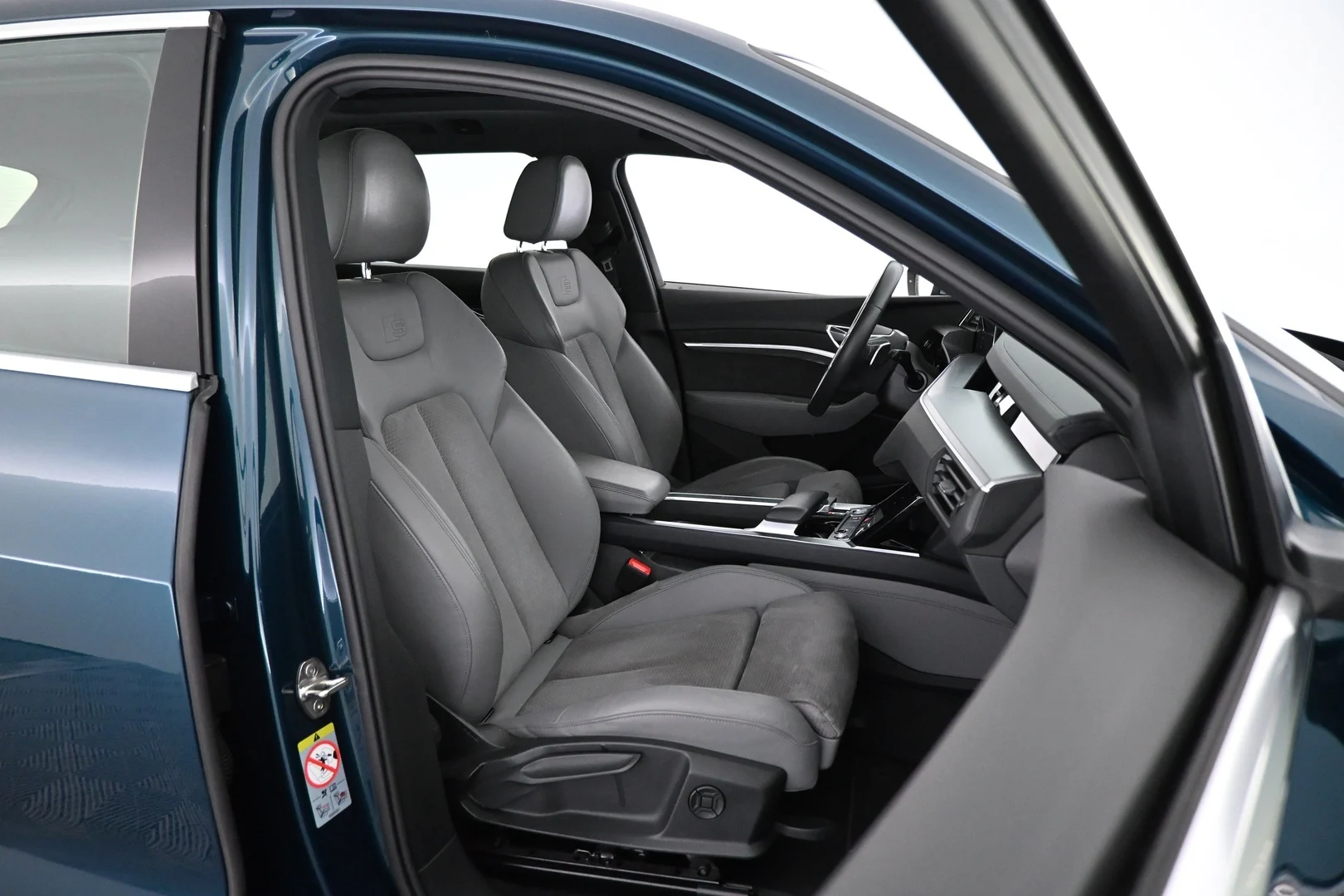 Car Image - 2YCRTGmSpT41jf5K9vQIAt