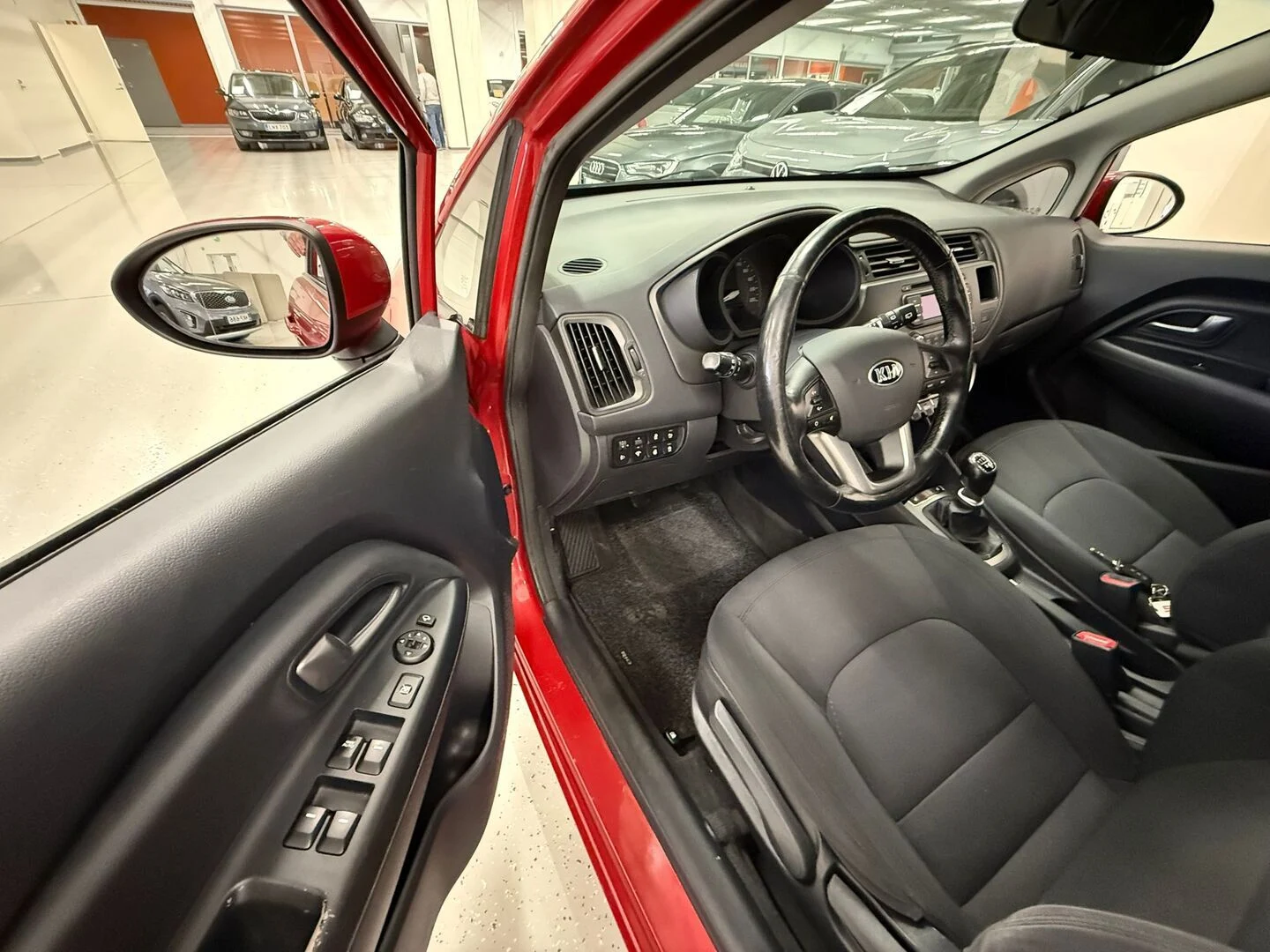 Car Image - 10YuRCUn9ll1dcDLt5AkXB