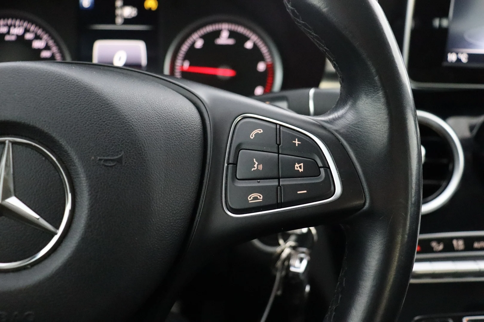 Car Image - V6rq8bDVMT0G5ci0bPmGl