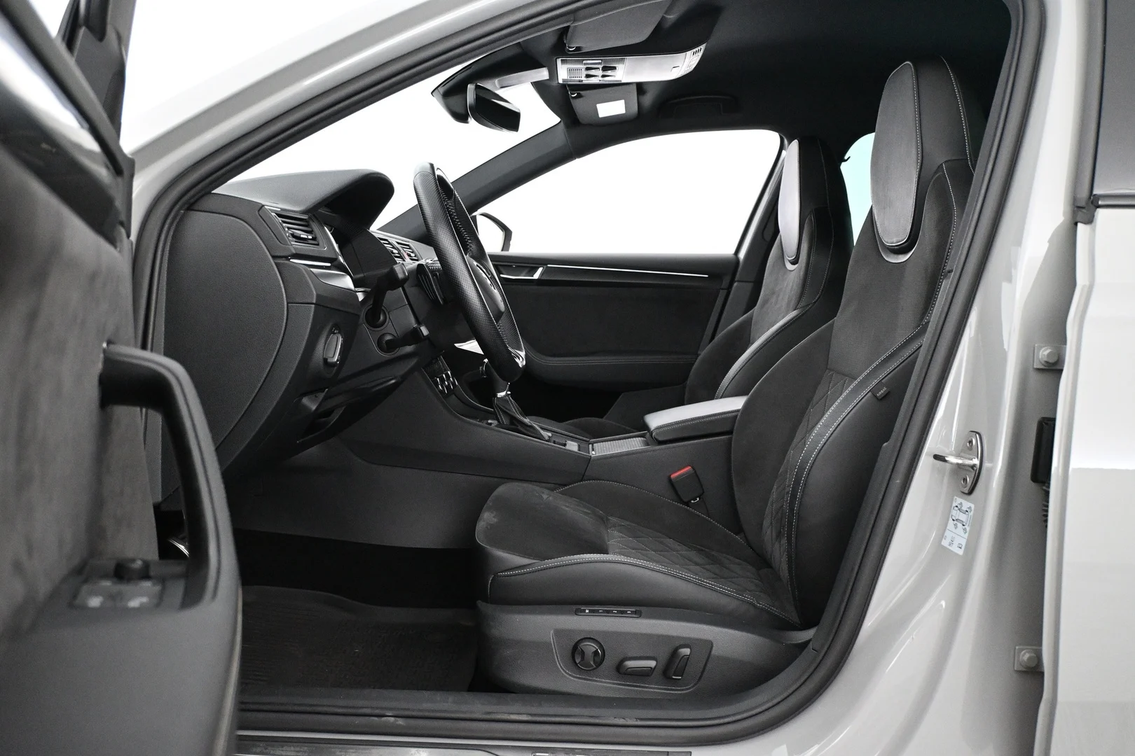 Car Image - 5km0q8TQandejX8AowCNWD