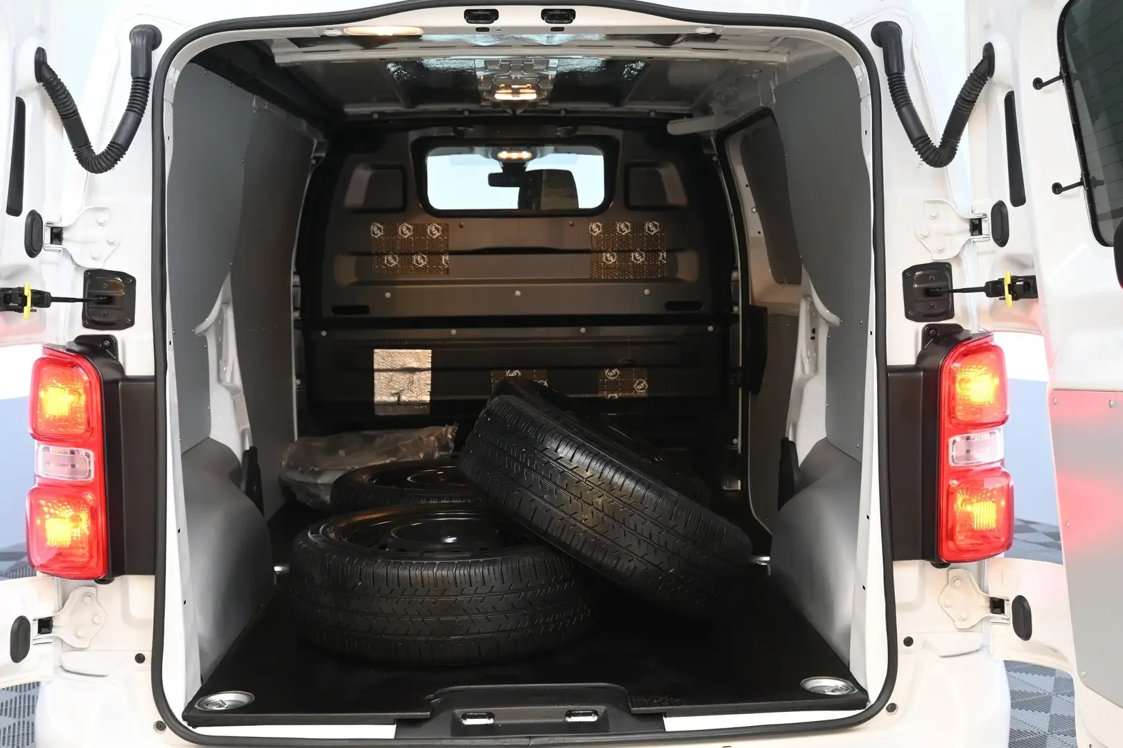 Car Image - 5aPqTAkAYmbvwWbGbHpSTP