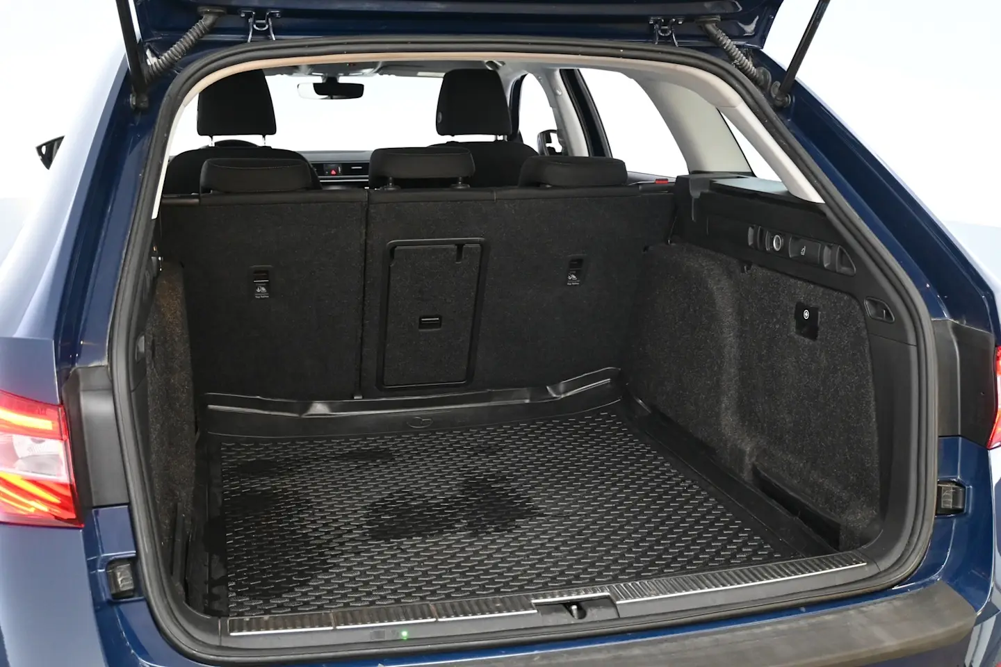 Car Image - 3pMDtqbL1vTjAJqYE414xb