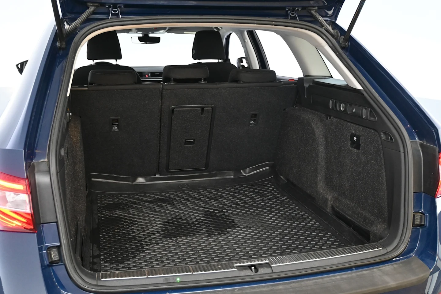 Car Image - 3pMDtqbL1vTjAJqYE414xb