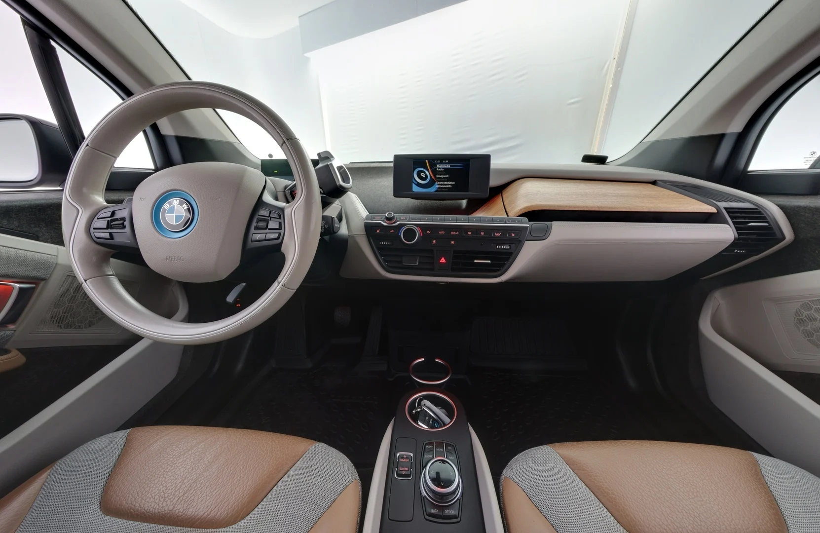 Car Image - 4f7OzMoBCvlURJXeDaxDHI