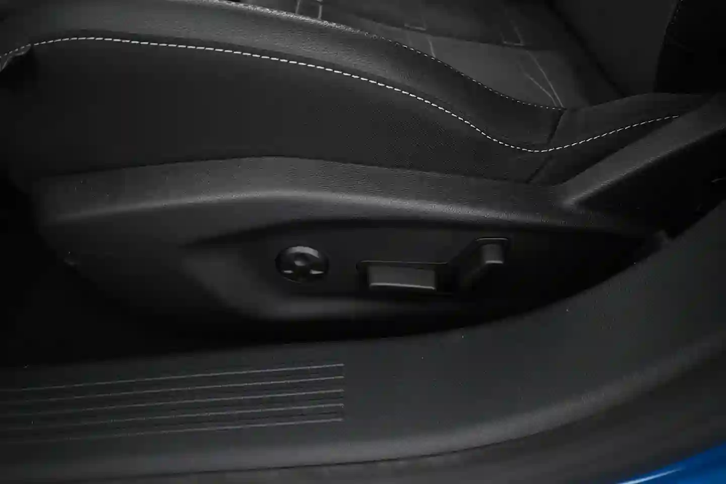 Car Image - e2byUTi1a1cwCr7KkBxIm