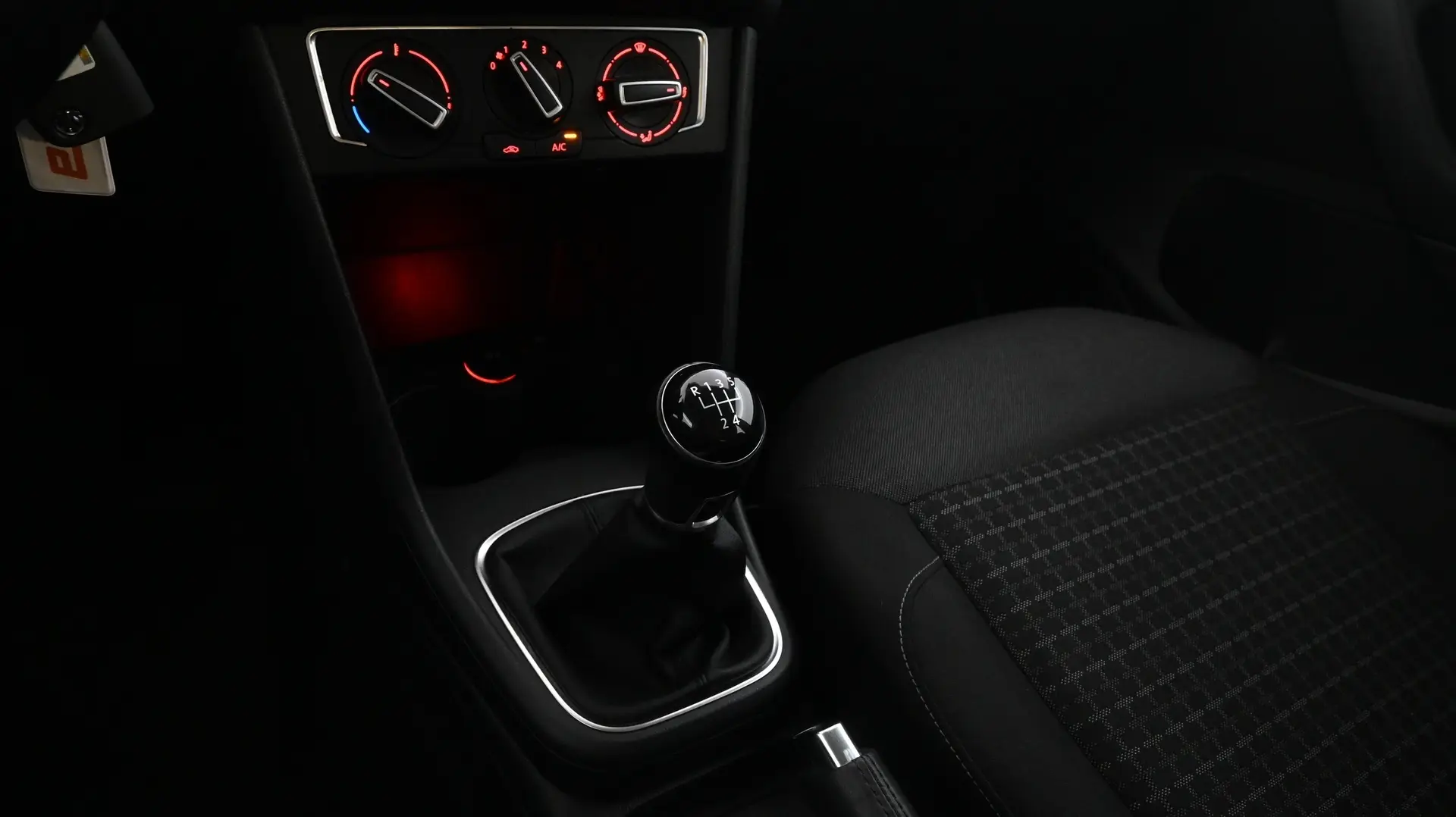 Car Image - 4eXyhsoEzLeNmdTKmIp278