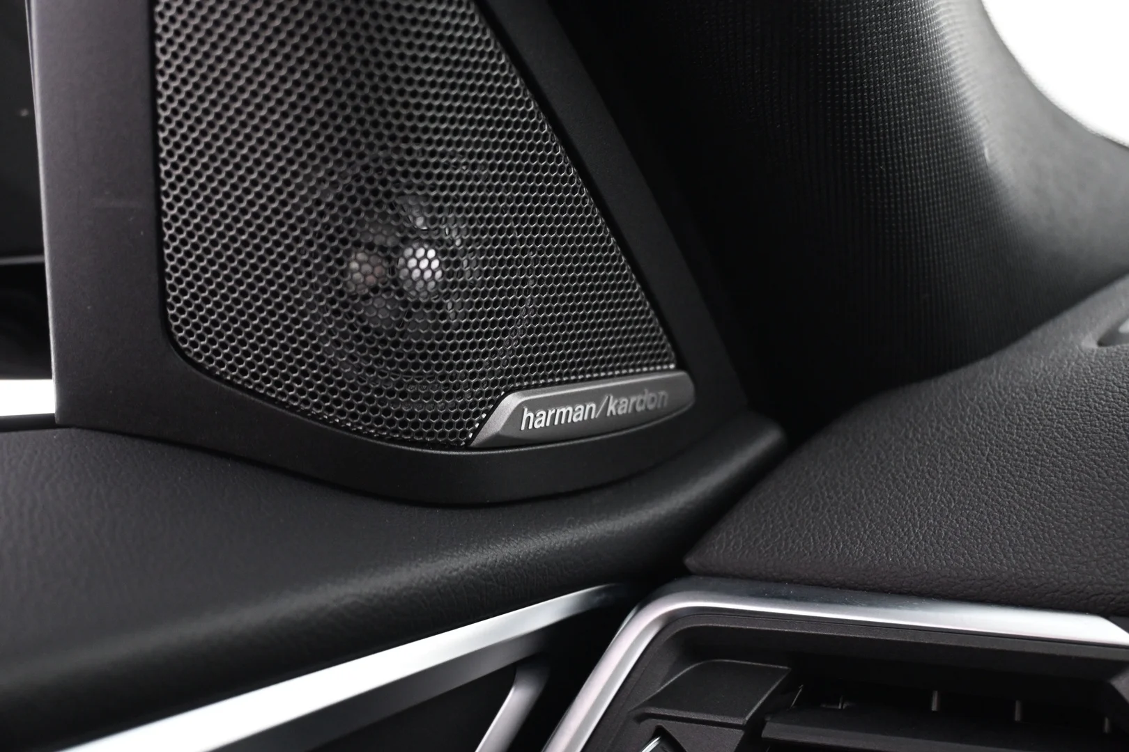 Car Image - 1uvXReesCTrnAU9nTAspw8