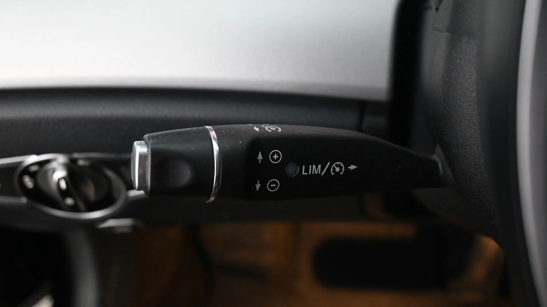 Car Image - 8L0874qgeRm7tTSjMMb4x