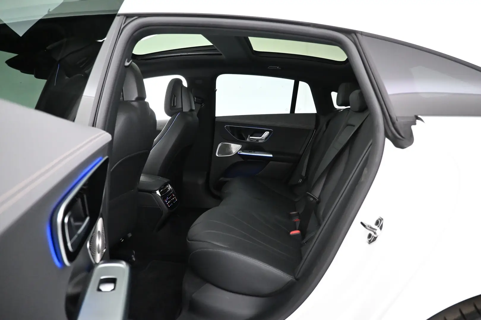 Car Image - 4qCFsJLHEQYdMk4gBM8ISd