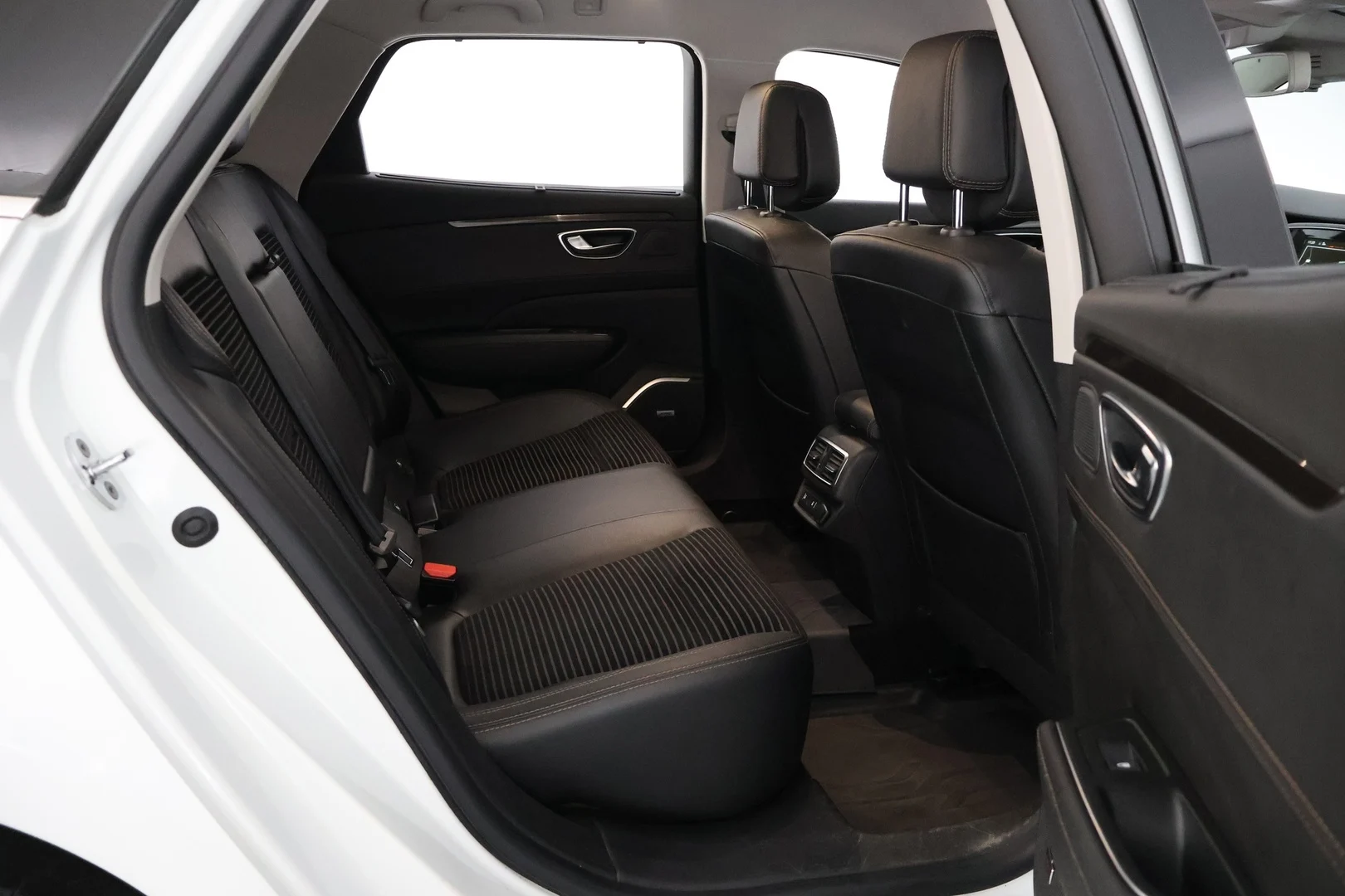Car Image - 4xSuO3x3NslZ2GvHflZbQe