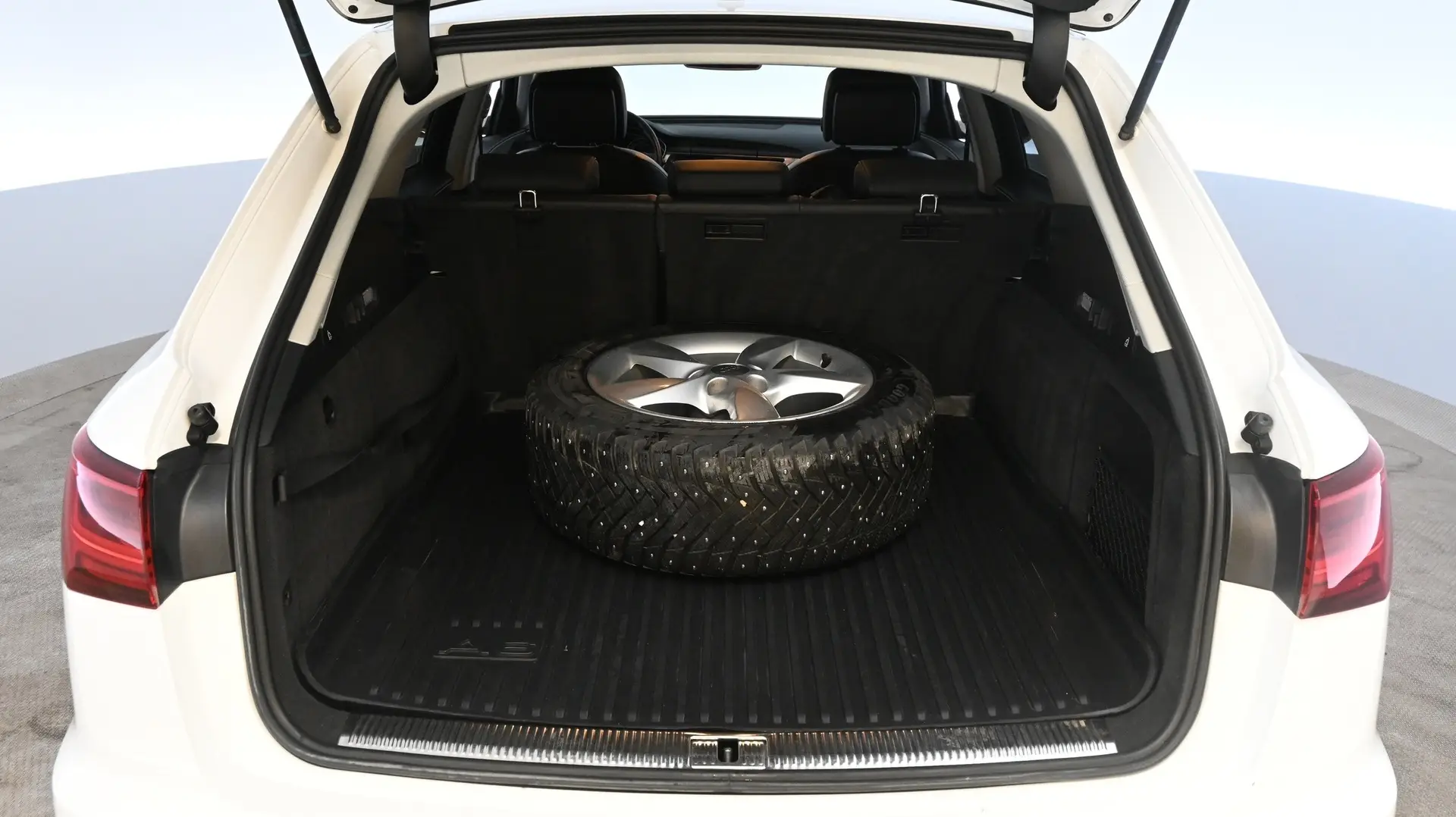 Car Image - V7xbjmP3r1qqvpe1ura44