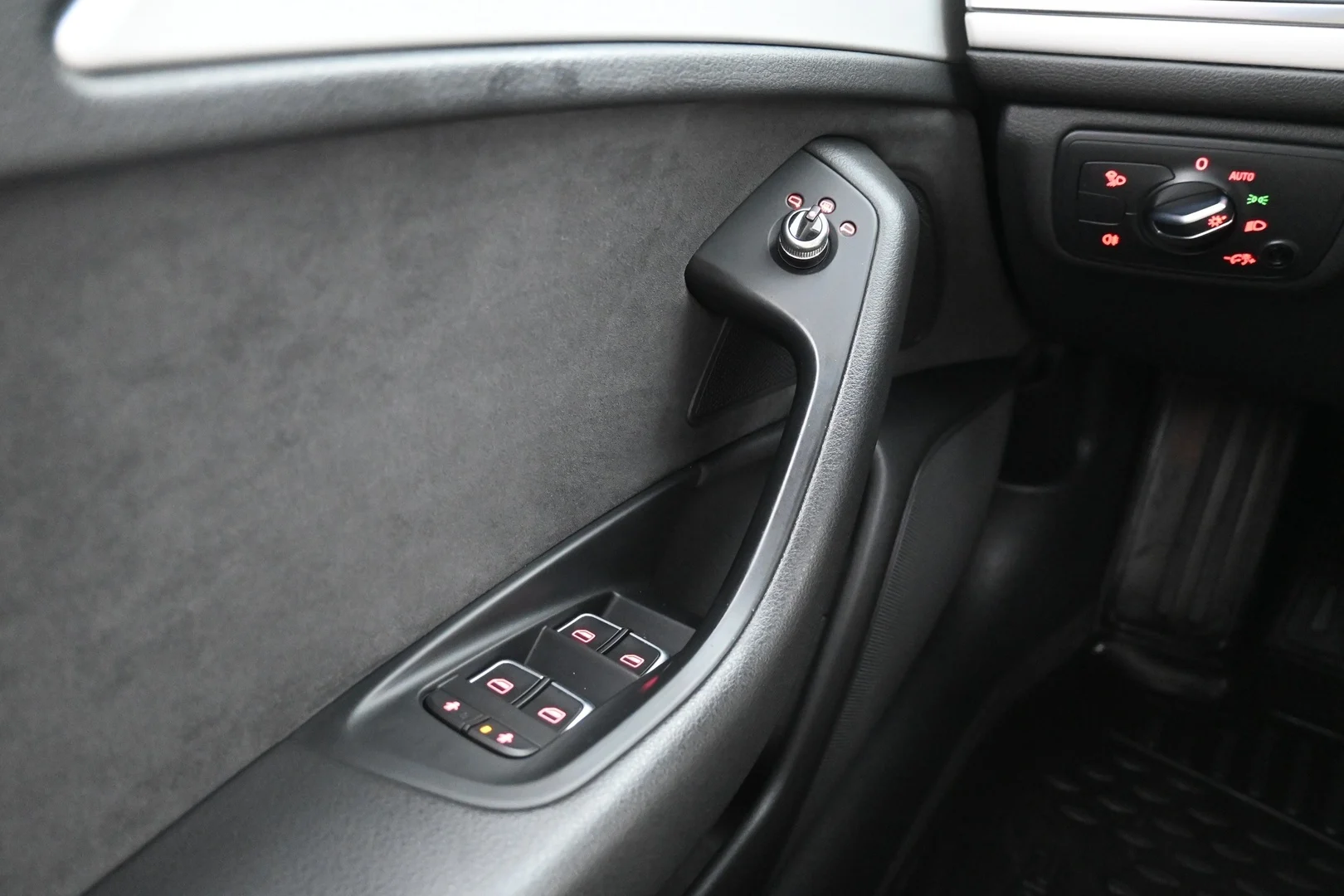 Car Image - 2M6WbS5v0Yo7MAR2w8GTmG