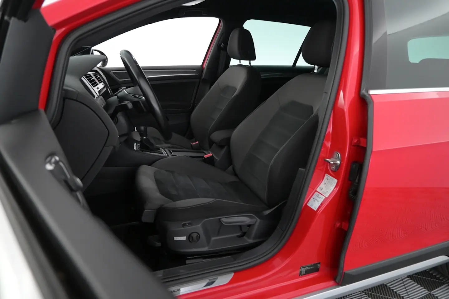 Car Image - 3ESnUwdMVgnO9mYlT9yH79