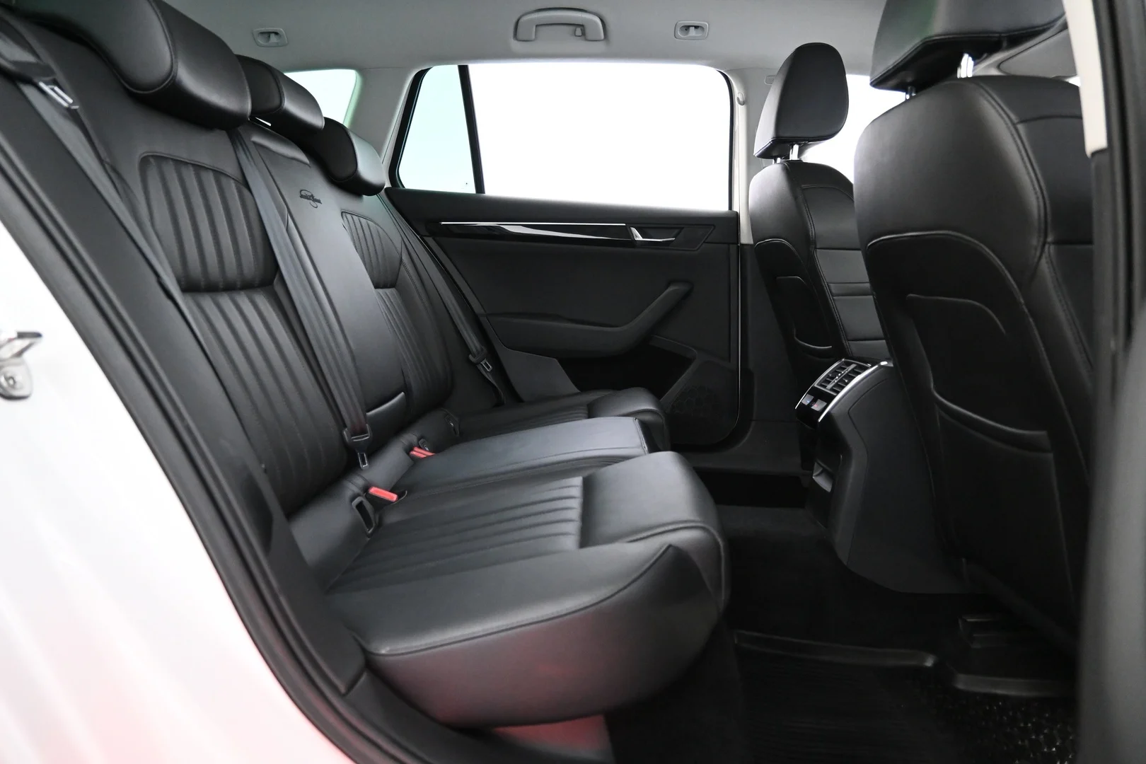 Car Image - 7psH3zEc7lvl0AlSPp0YVG