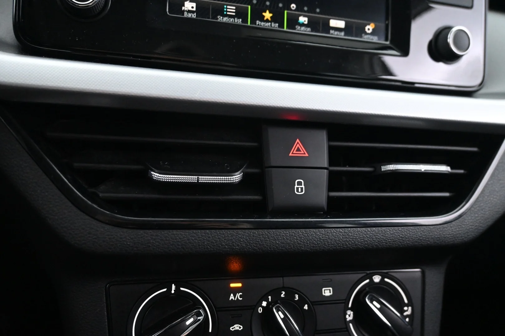 Car Image - 4KHOOK8jHrafjwUmMlBI9W