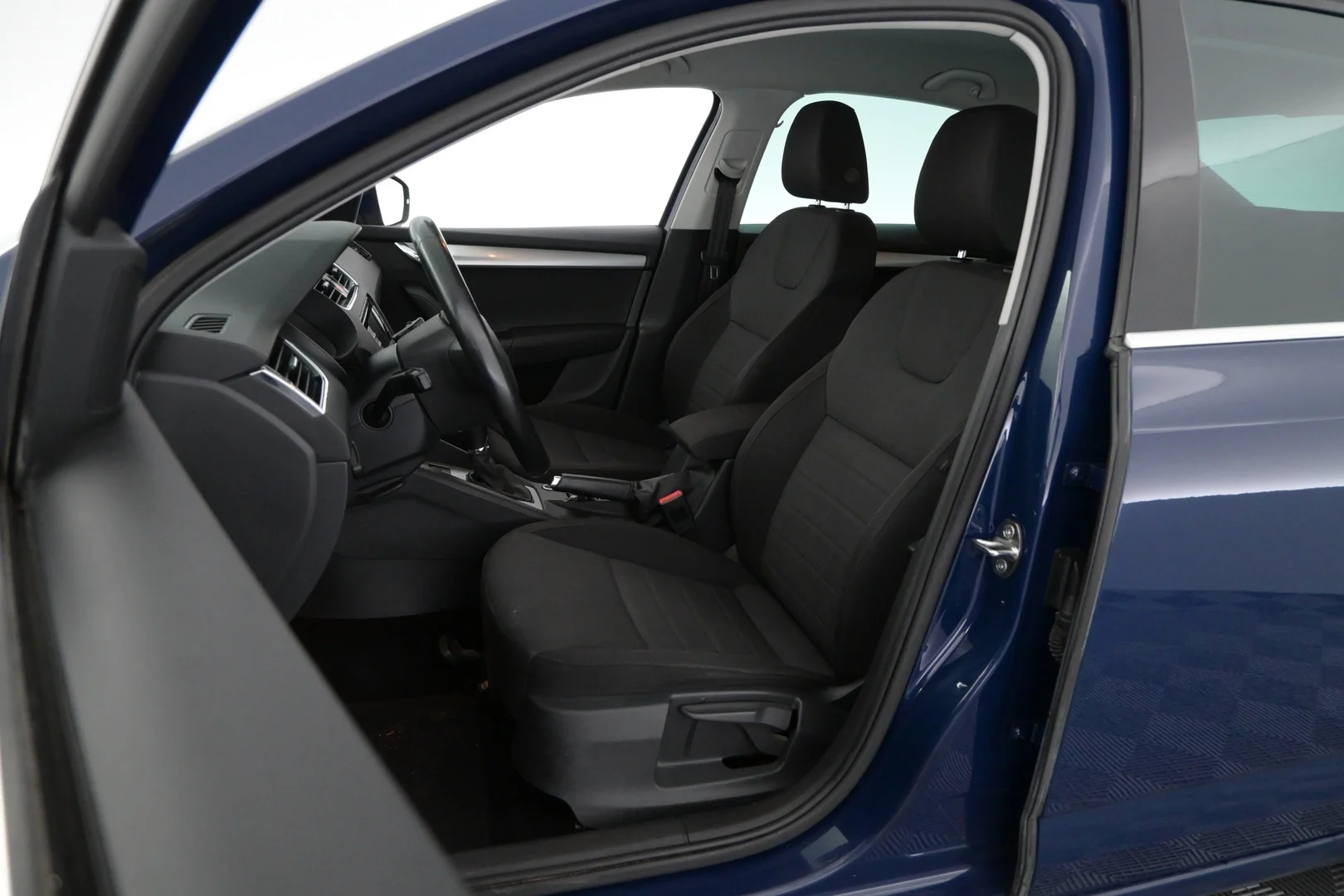 Car Image - 72SFiUHqw3k0LLy9IqUhzn