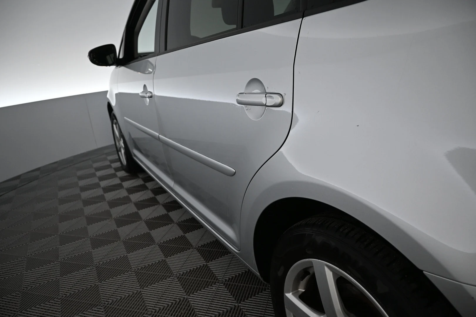 Car Image - 3IVJxxnVImVaTliDIR8Ewf