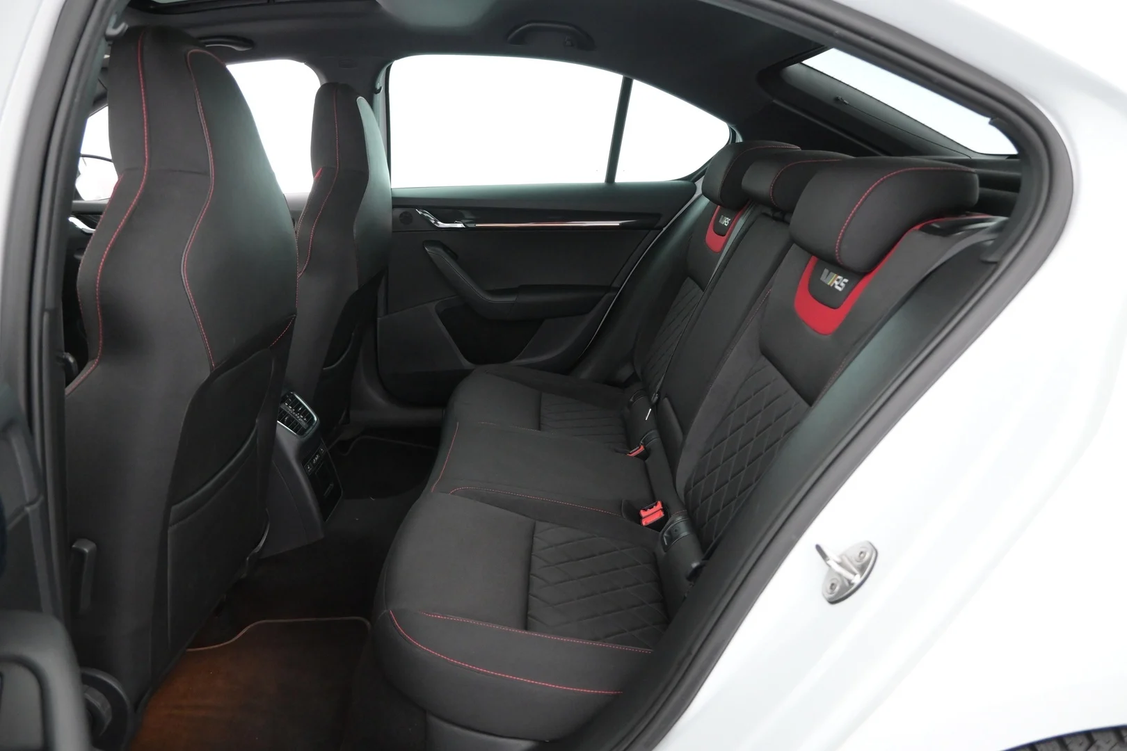 Car Image - 2i2iHQddnF7tcB31cFzRr3