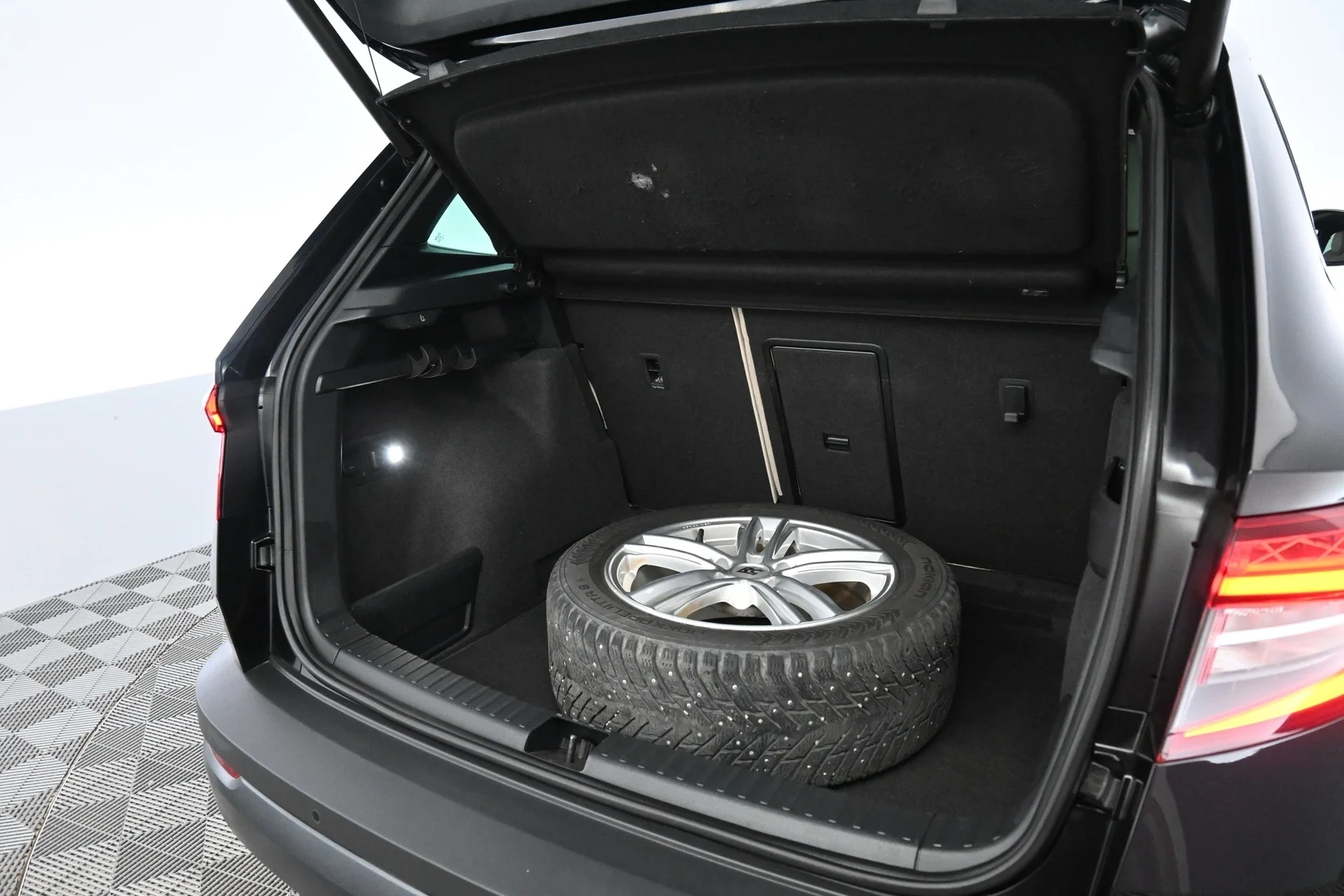 Car Image - 6mg8hPPqB5BCmJrFR42TpT