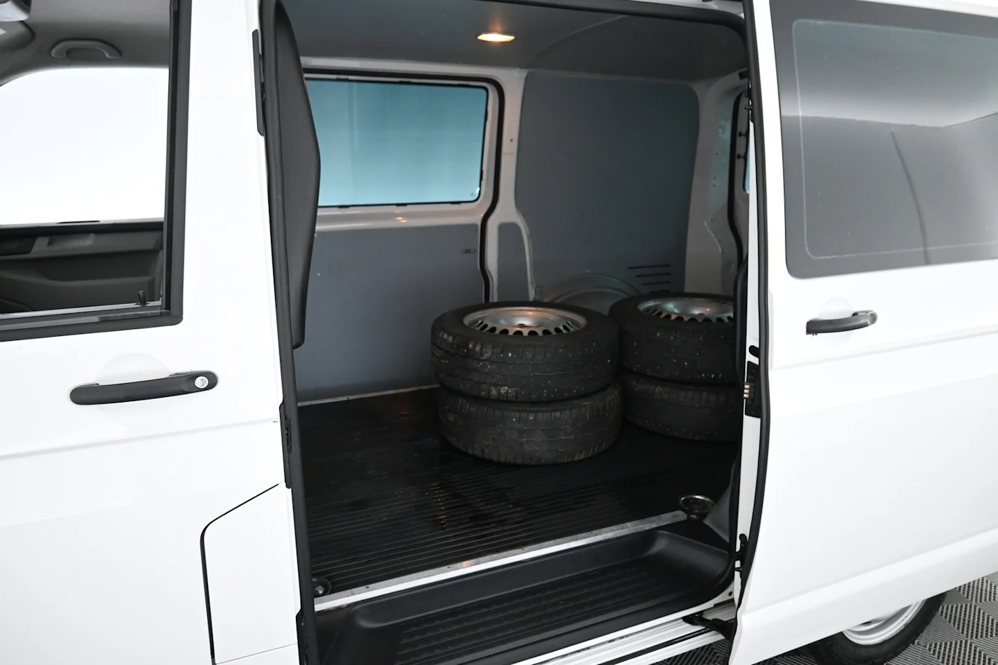 Car Image - AOCwEuwV8adroO3NOK2hh