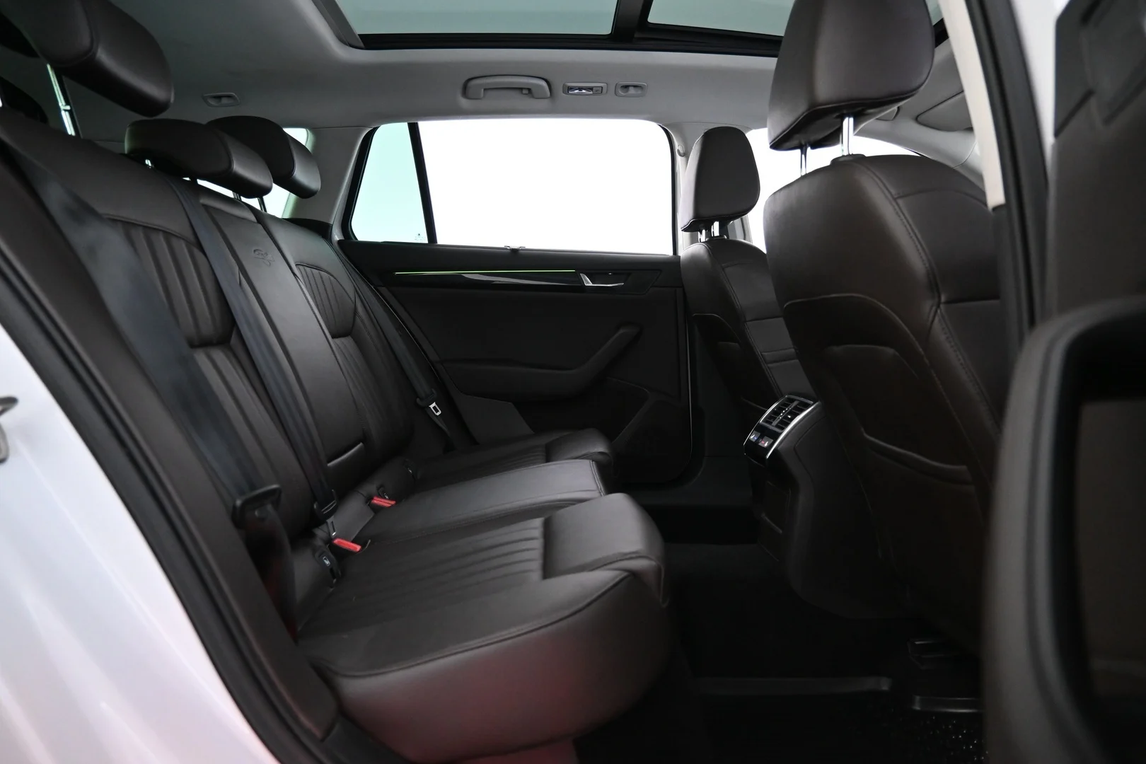Car Image - 3cg8e9y12WzkCdigtxznQv