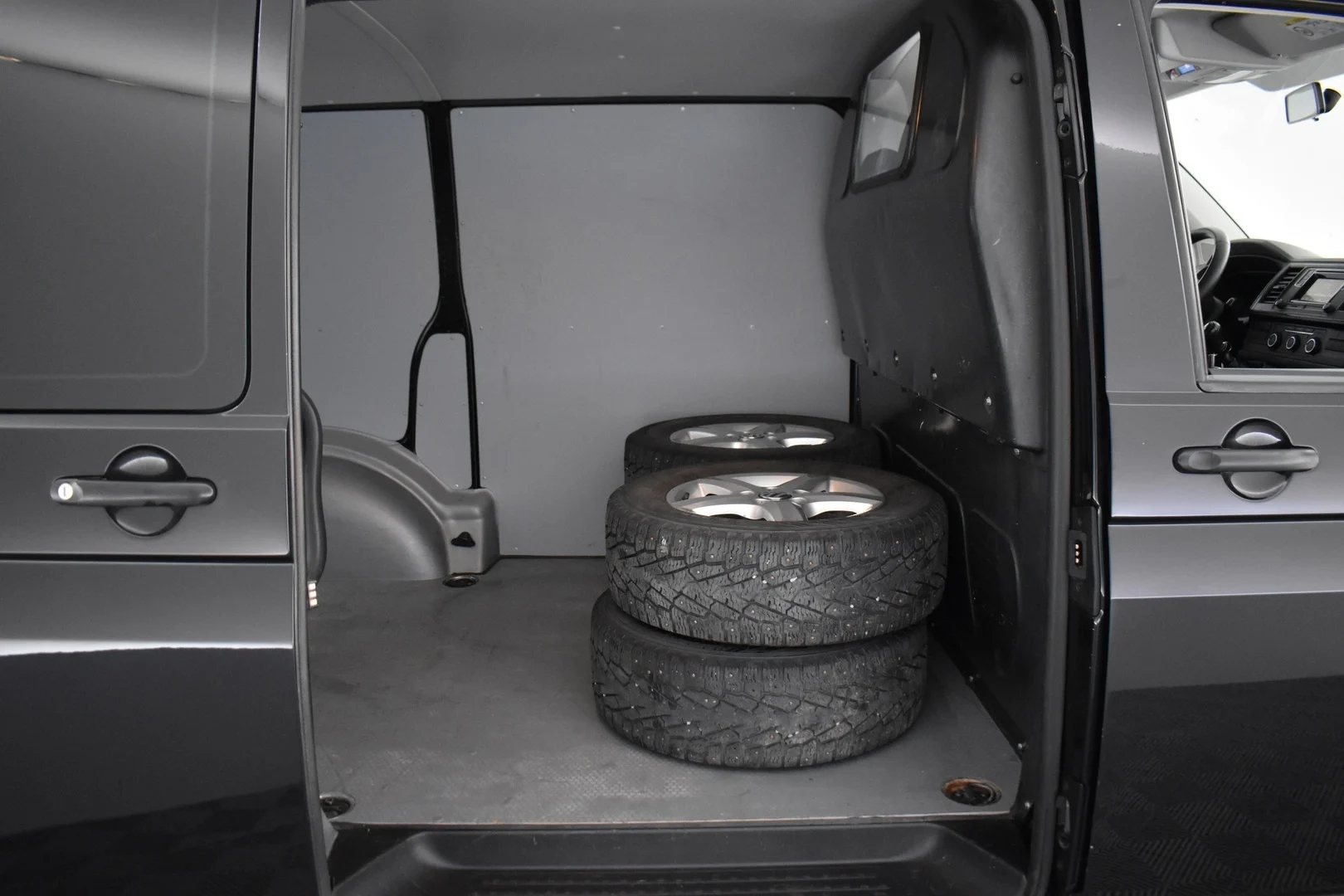 Car Image - 3bXQxLD92eYJvmnTMG8mZV