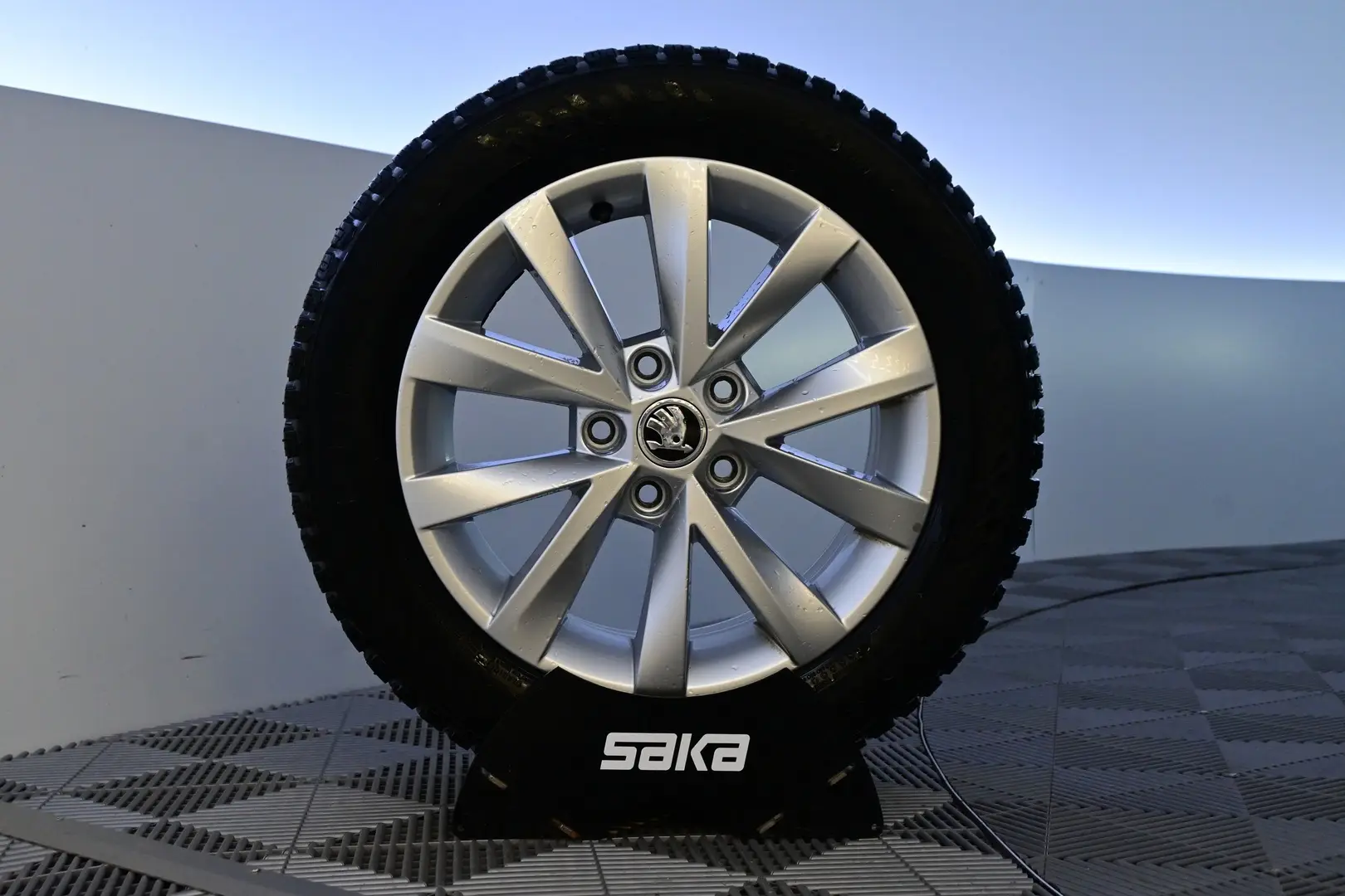 Car Image - 6LrKMFi4wGZUD7guYhlAtU