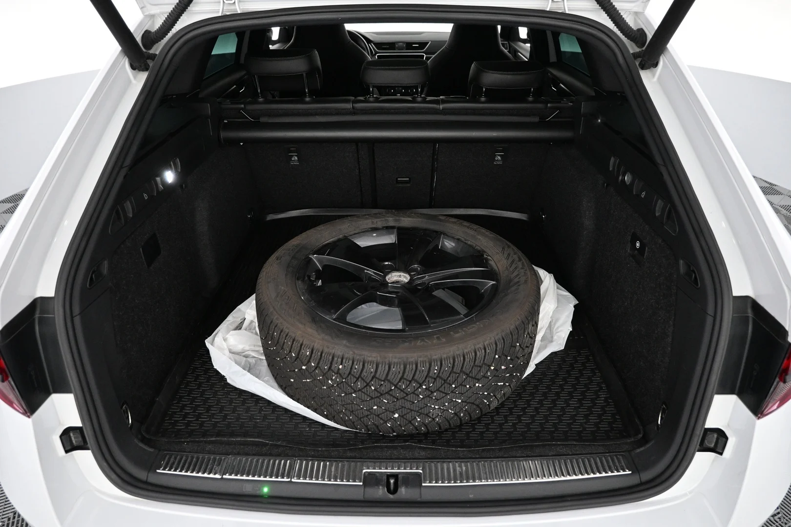 Car Image - 3ziTgoo76VobwLTryHnFaL
