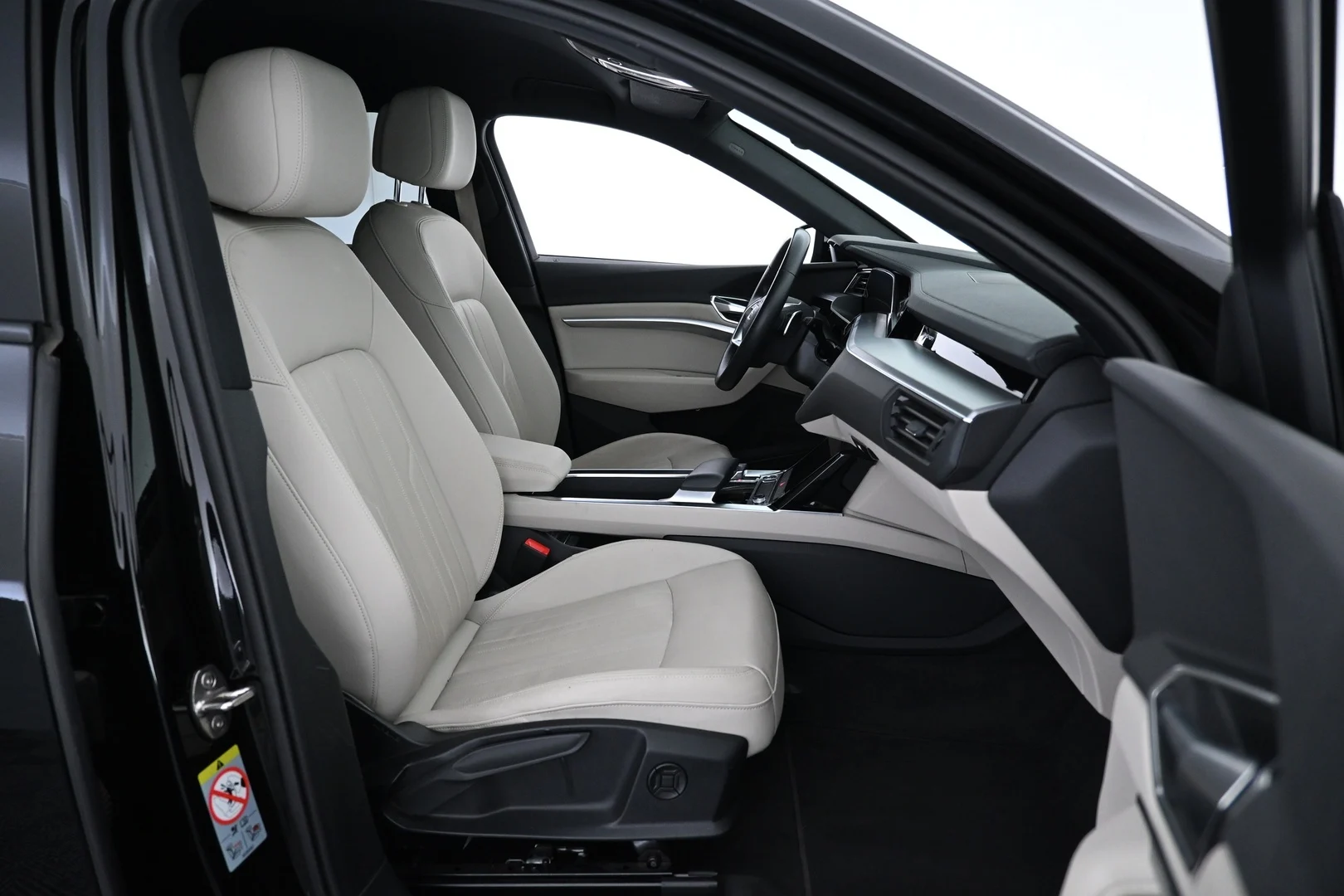 Car Image - 374CIl4GnTDsLr9HBTC0RS