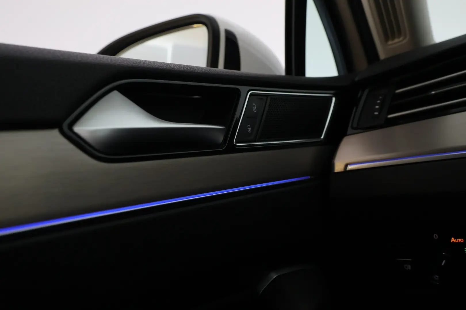 Car Image - lBR5ESRuWylDzrfegbe4F