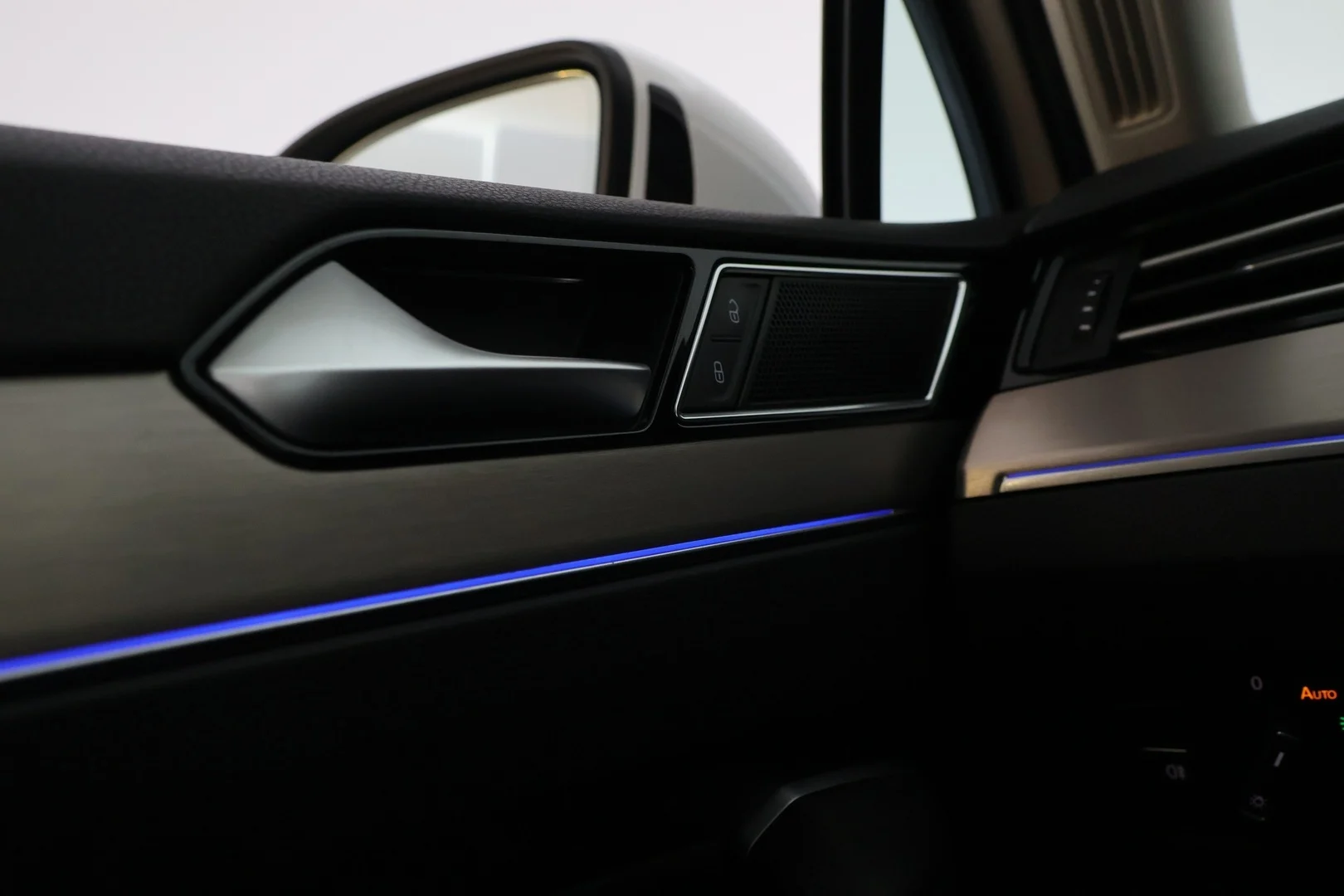 Car Image - lBR5ESRuWylDzrfegbe4F