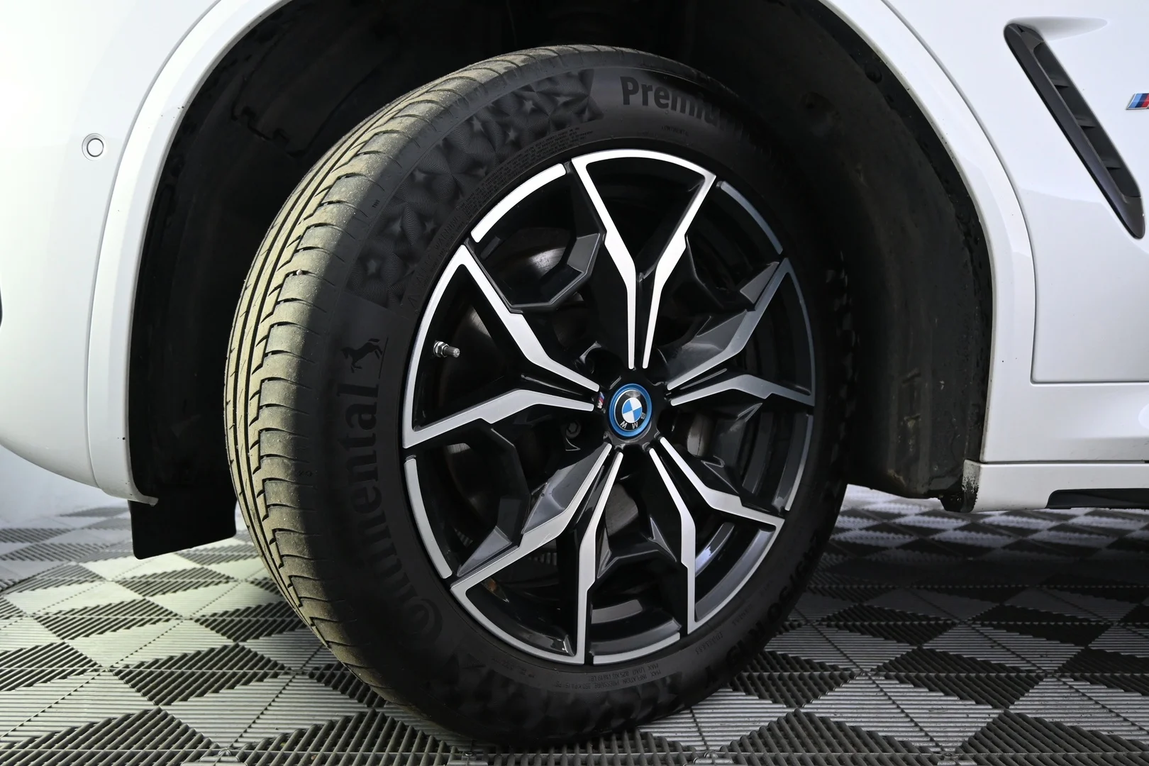 Car Image - EEzZxQZQxcp64neabUrU9