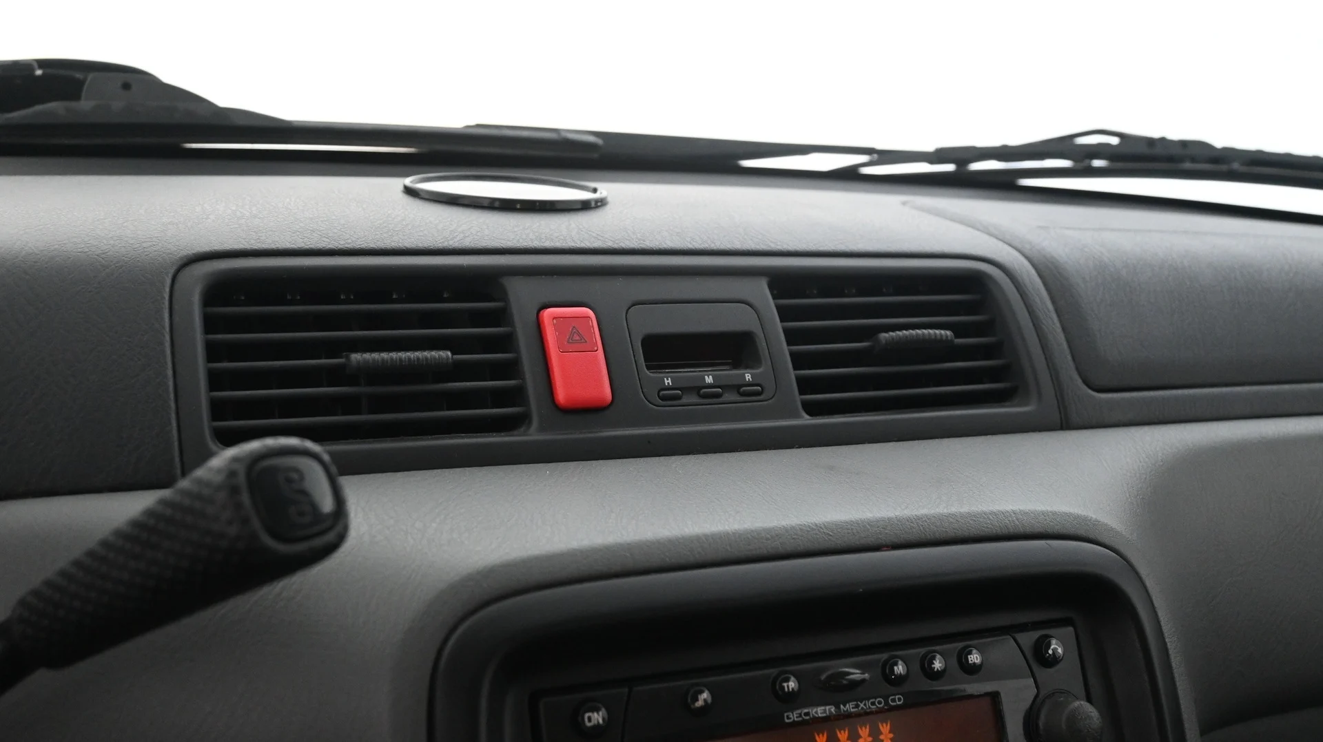 Car Image - 2QuAp2UbnkUj32f9yblB2