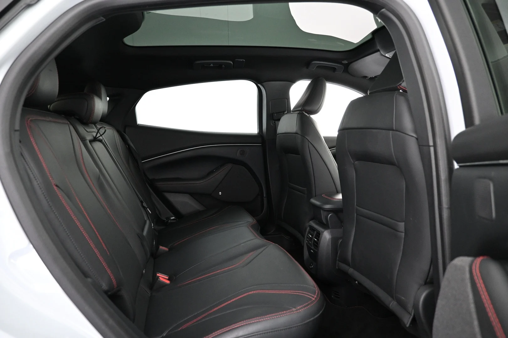 Car Image - 5PbwcrcFGJYB8HZouxb8PT