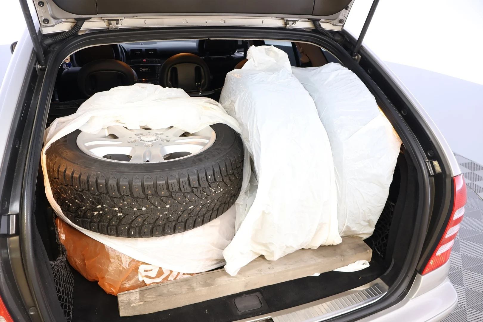 Car Image - 5S2TmLzTJHgTYwSjNiIb3d