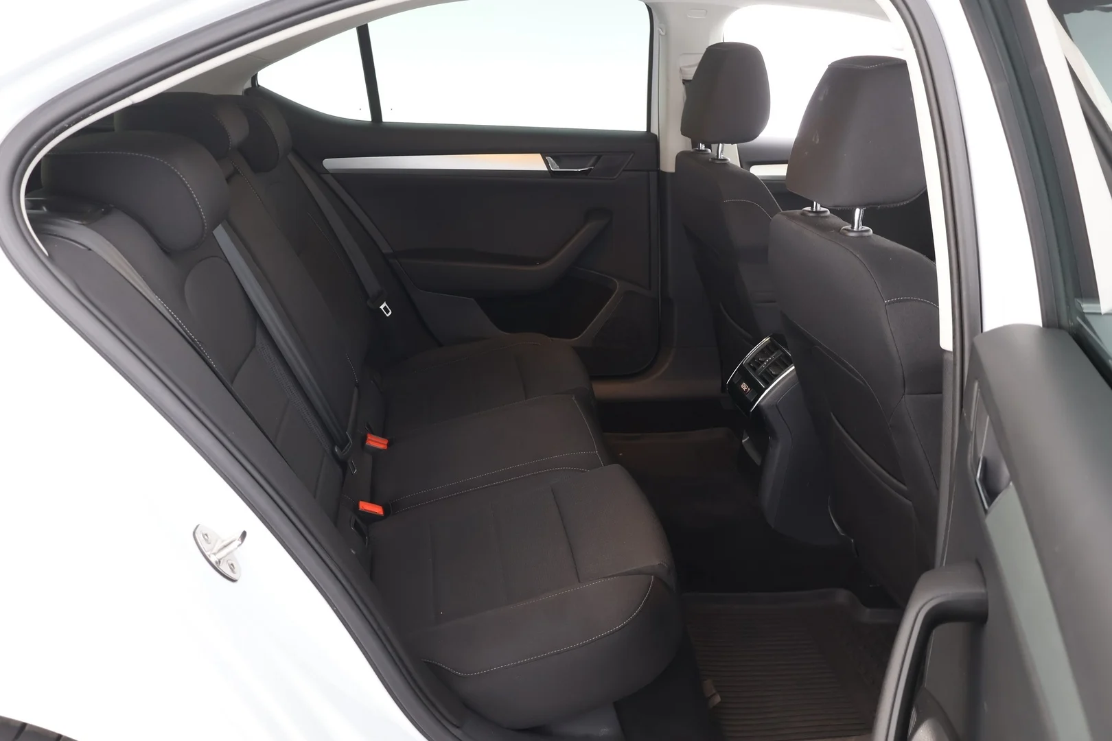 Car Image - 6KzEWNFsrb1lSSNhStfaI8