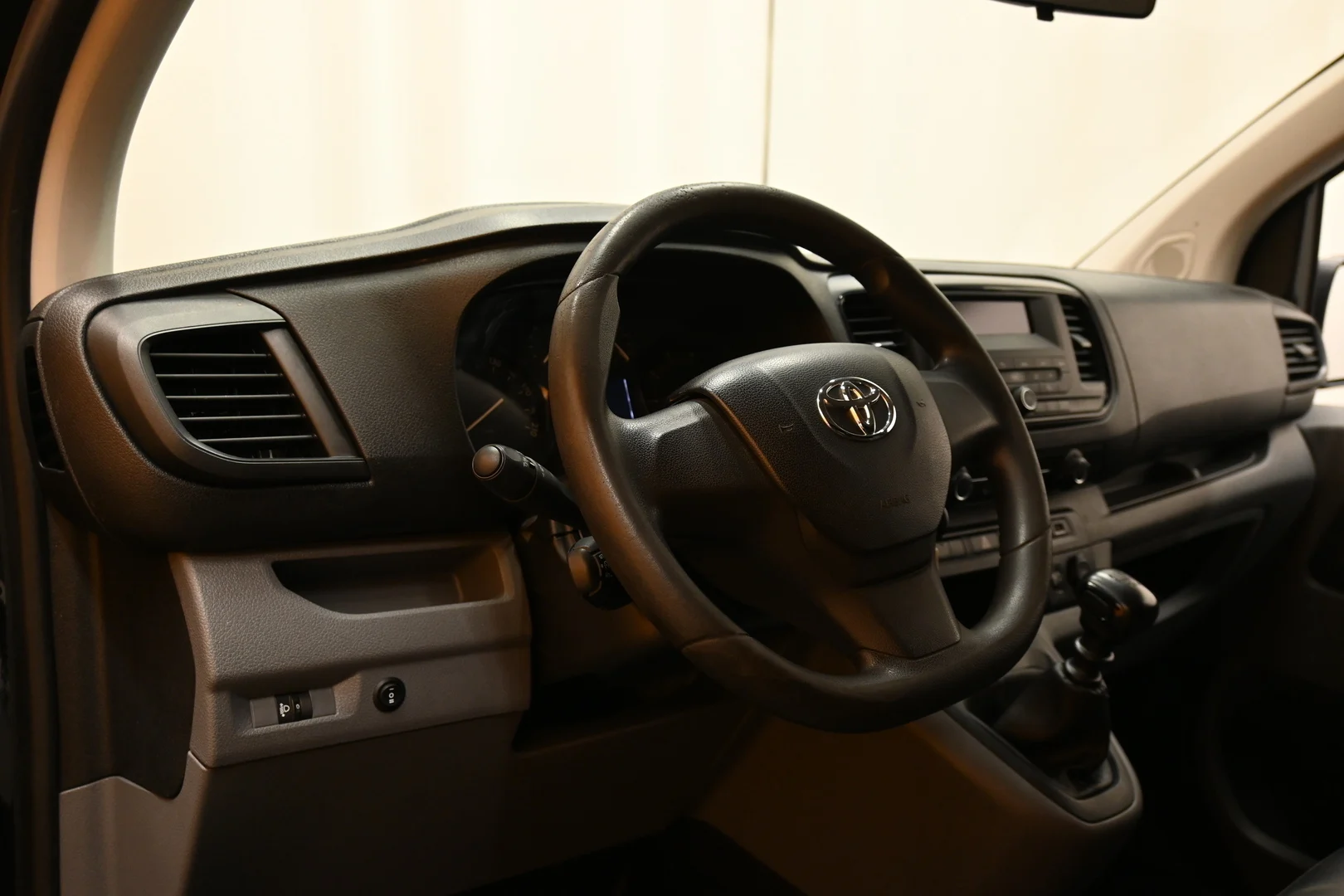 Car Image - 54n1CMzTYO4I27EGh4IoEI