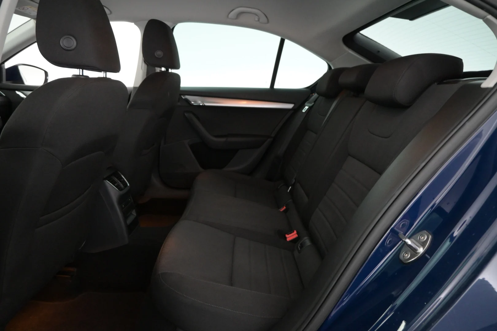 Car Image - 72SFiUHqw3k0LLy9IqUhzn