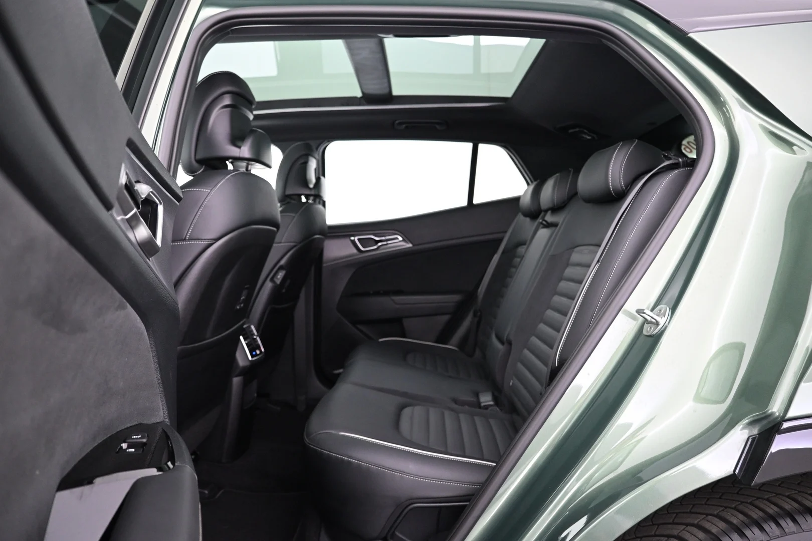 Car Image - 1bntEeaDl5xSw17Z2jUWD4