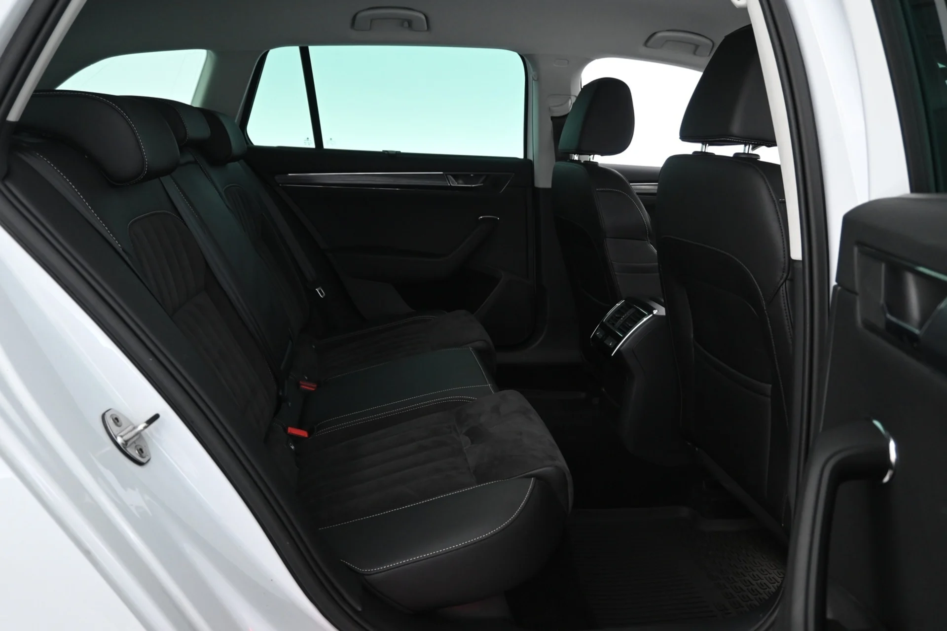Car Image - Pwitx3Zqt6vrQSTGVYUG8