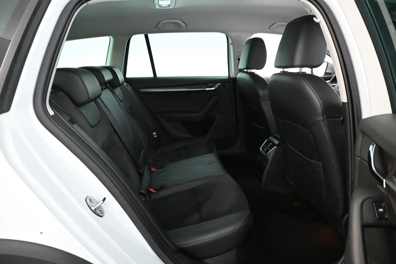 Car Image - 4E8UZeSECFeKmjN55c1yDm