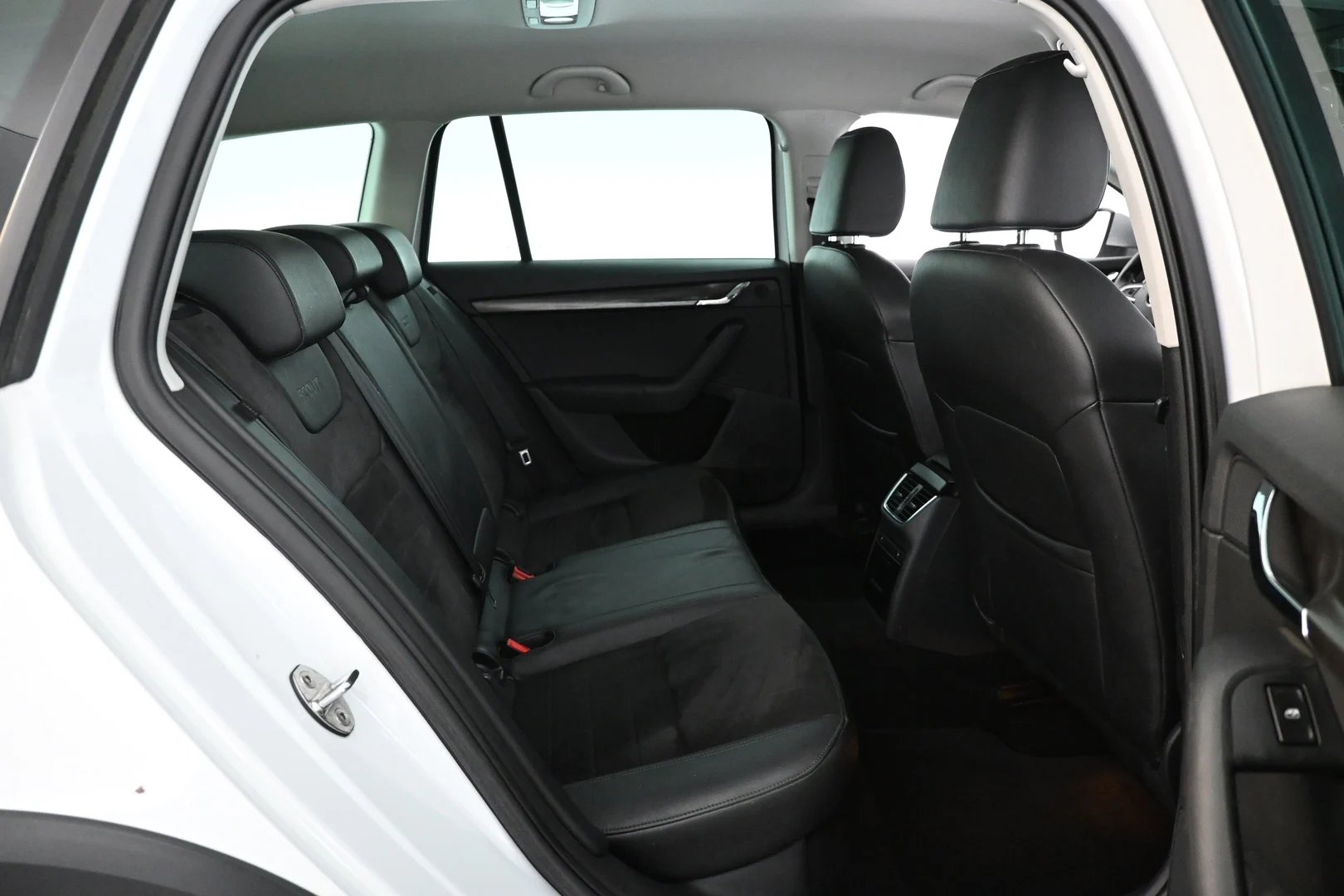 Car Image - 4E8UZeSECFeKmjN55c1yDm