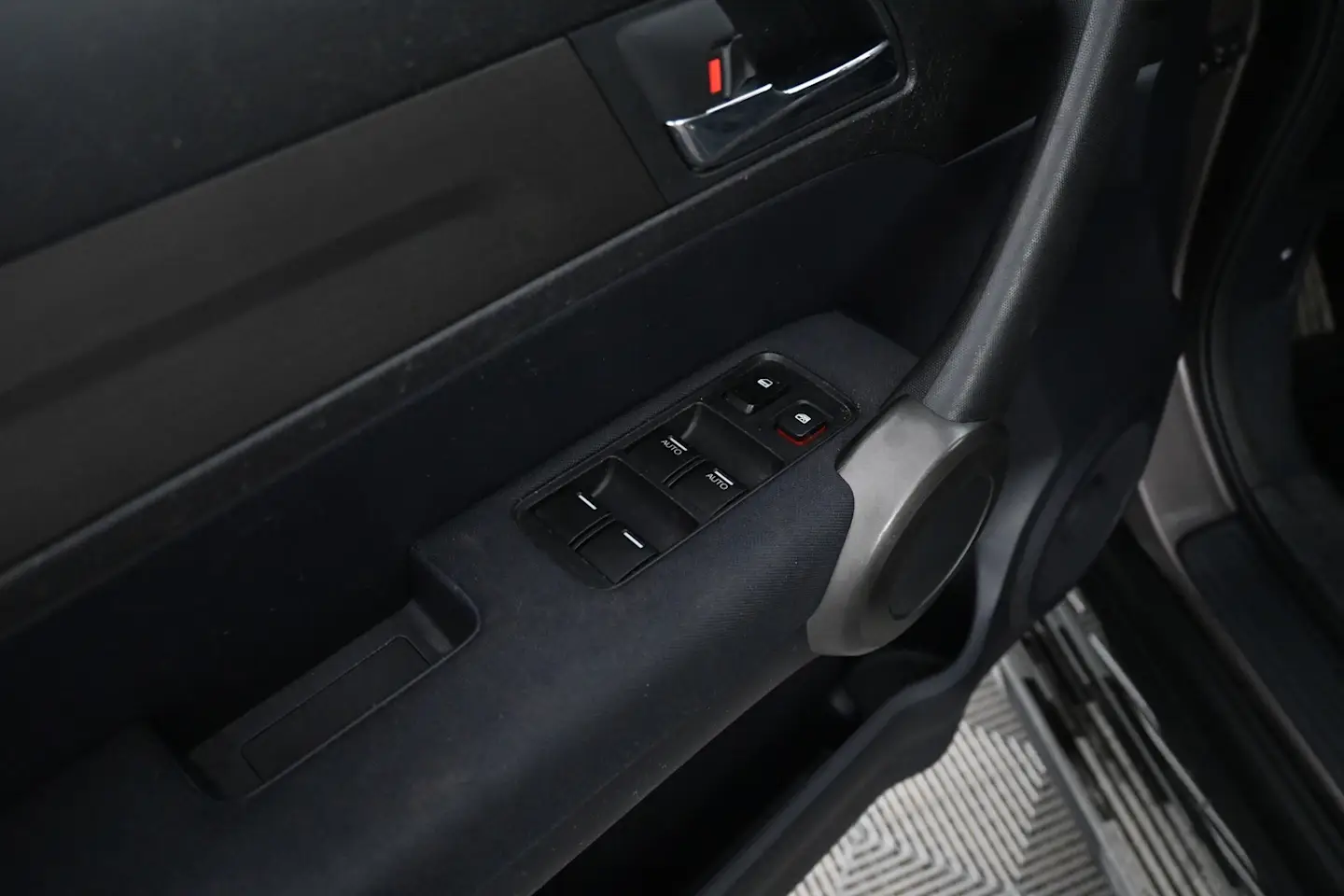 Car Image - 6eb9MIPrThN3MKyGdb0uZp