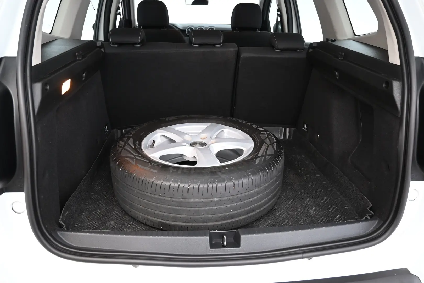 Car Image - y0TZEeYgrUFKzZ4q22zw6