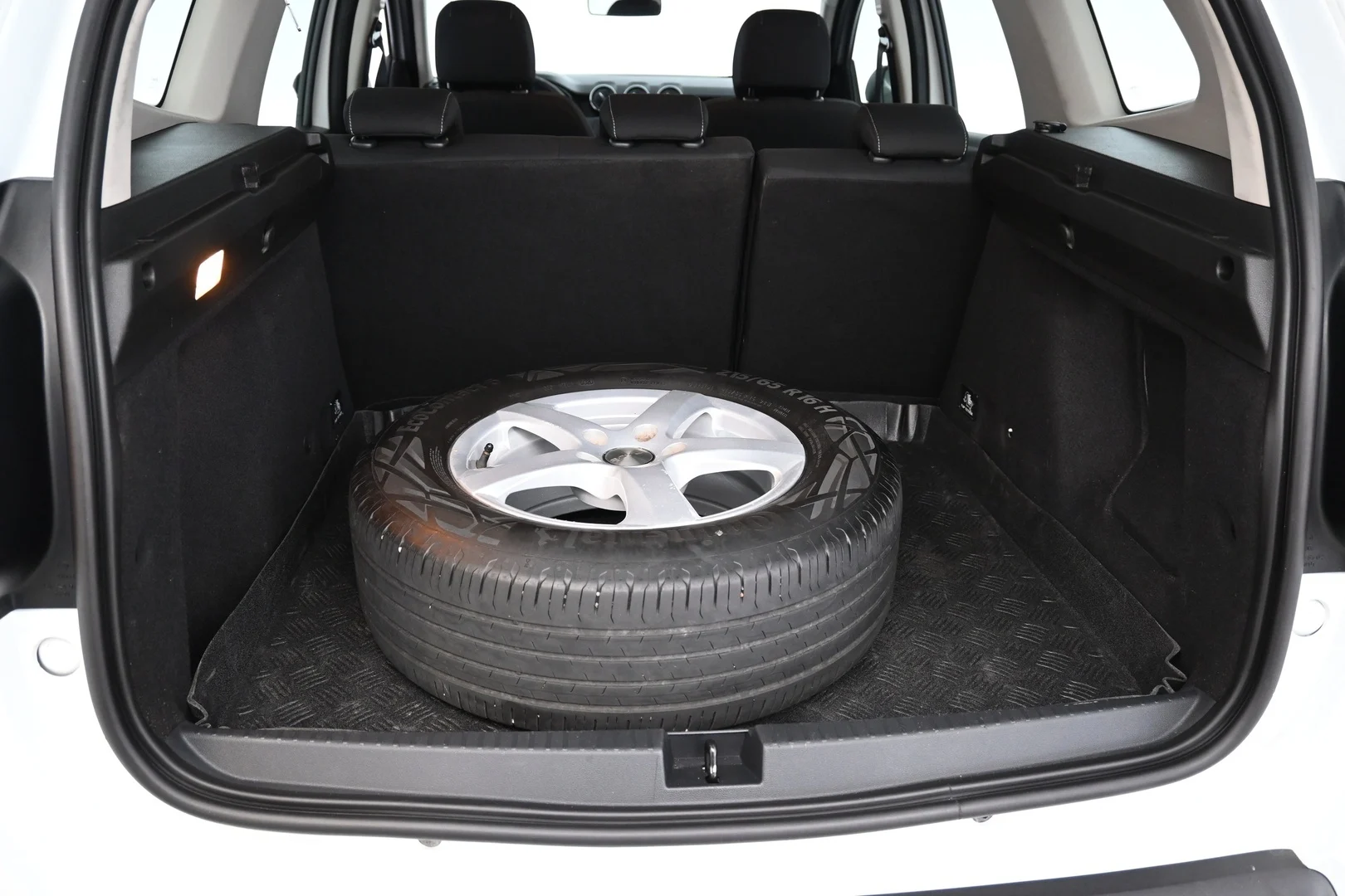 Car Image - y0TZEeYgrUFKzZ4q22zw6